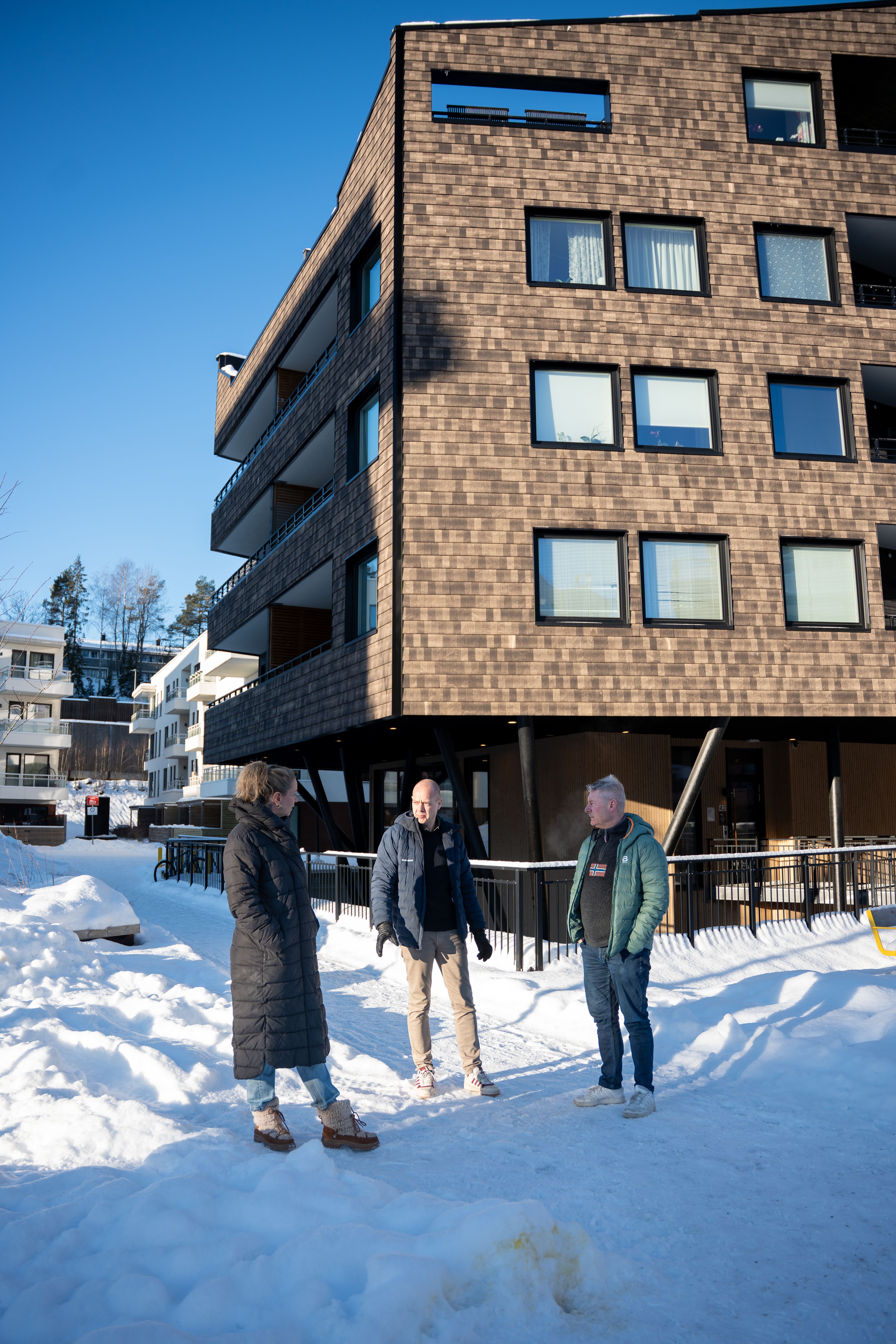 Granhaug, Wegger og Jørgensen utenfor «Kongla»-bygget.