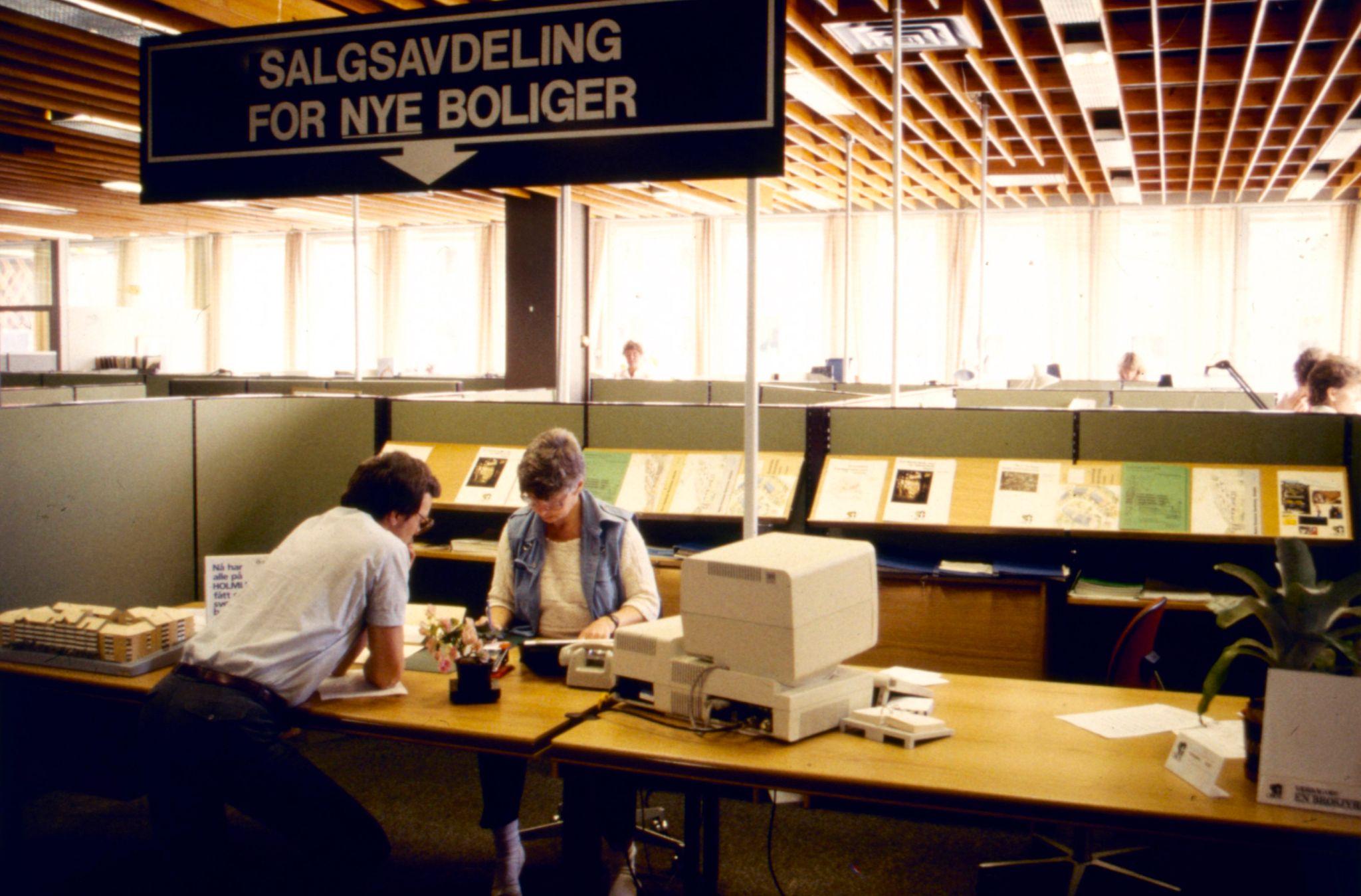 Historisk bilde av salgsavdelingen for nye boliger