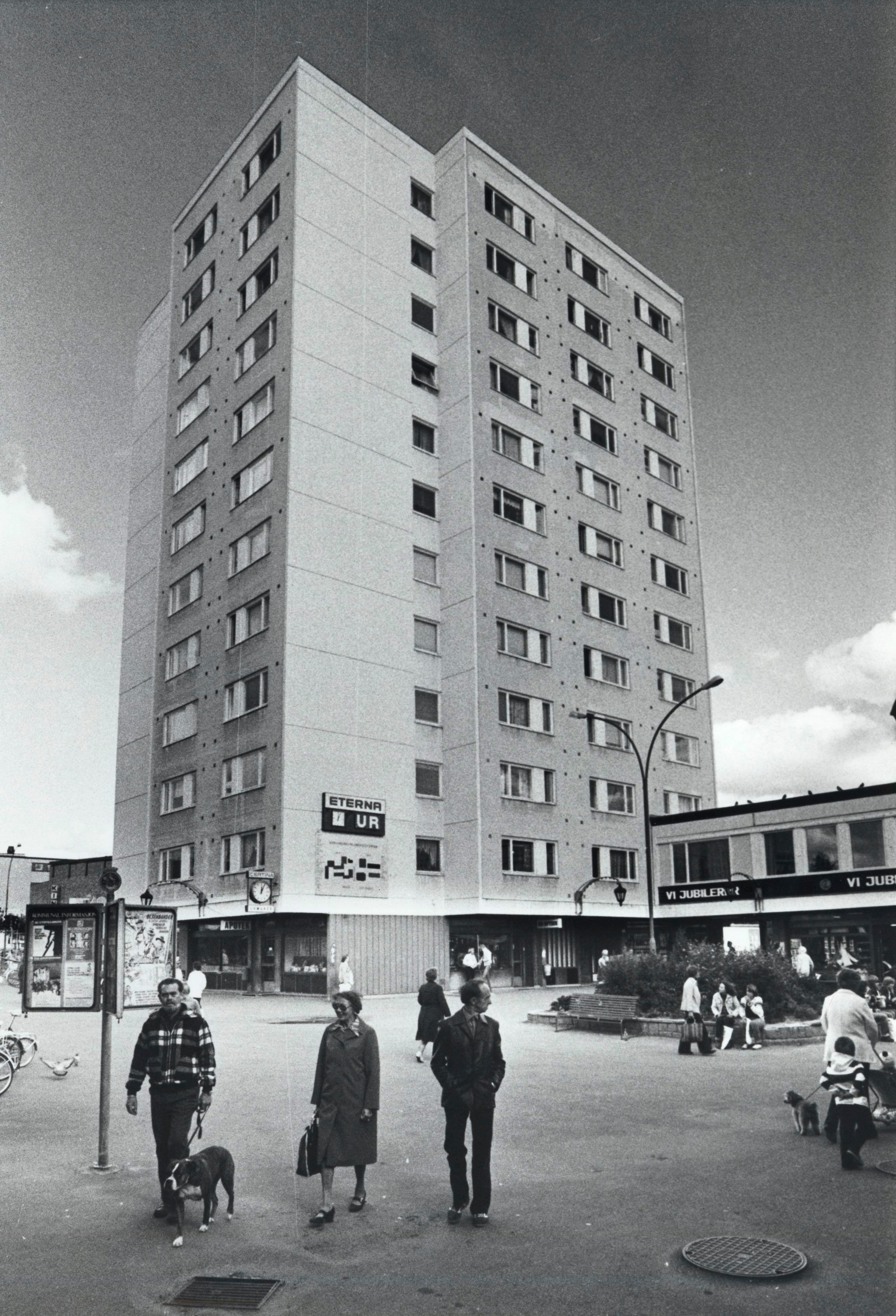 Bilde av den 12 etasjer høye blokka i Langbølgen borettslag på Lambertseter som ble bygget i 1958.
