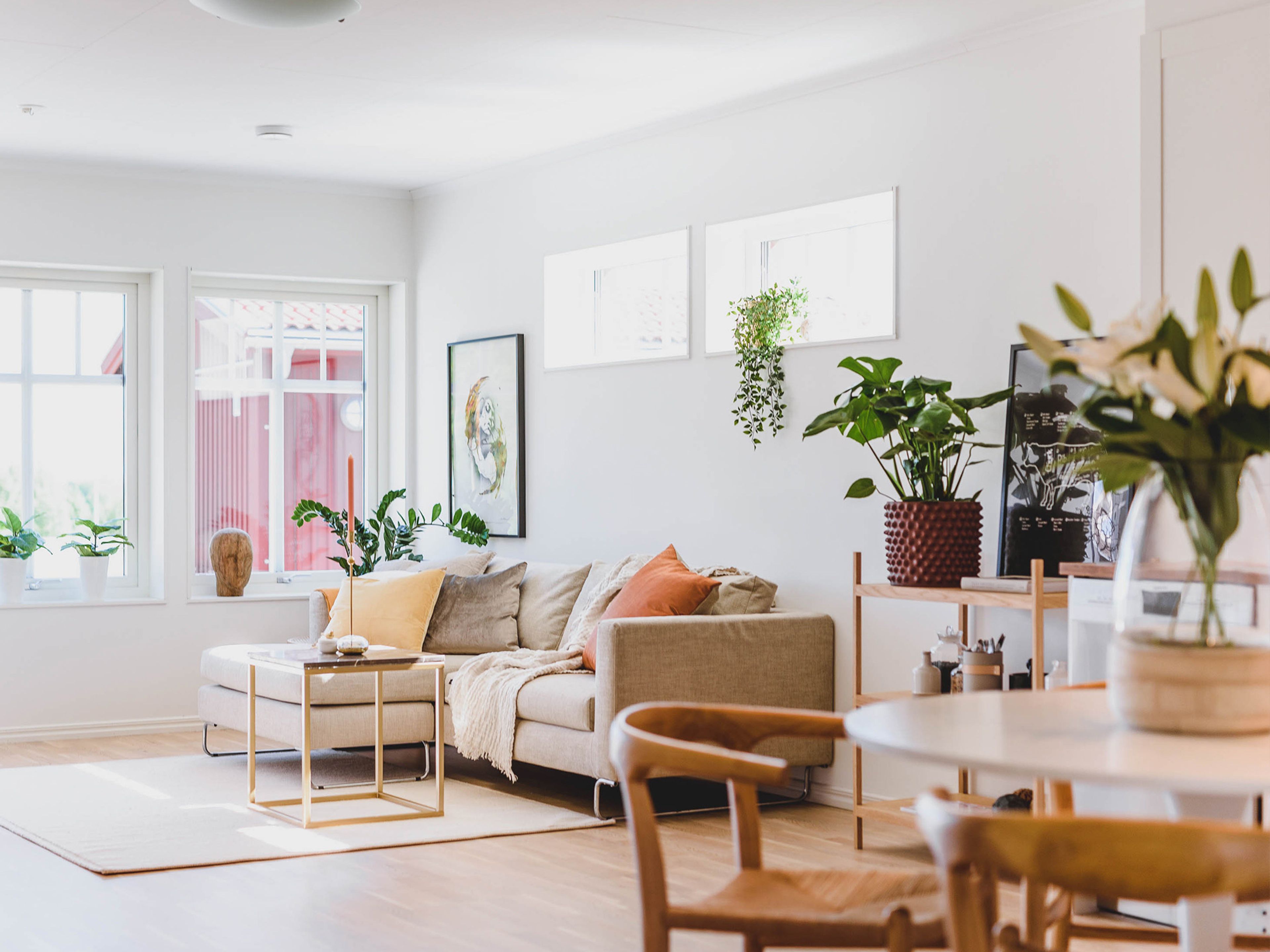 En beige soffa i ett vardagsrum