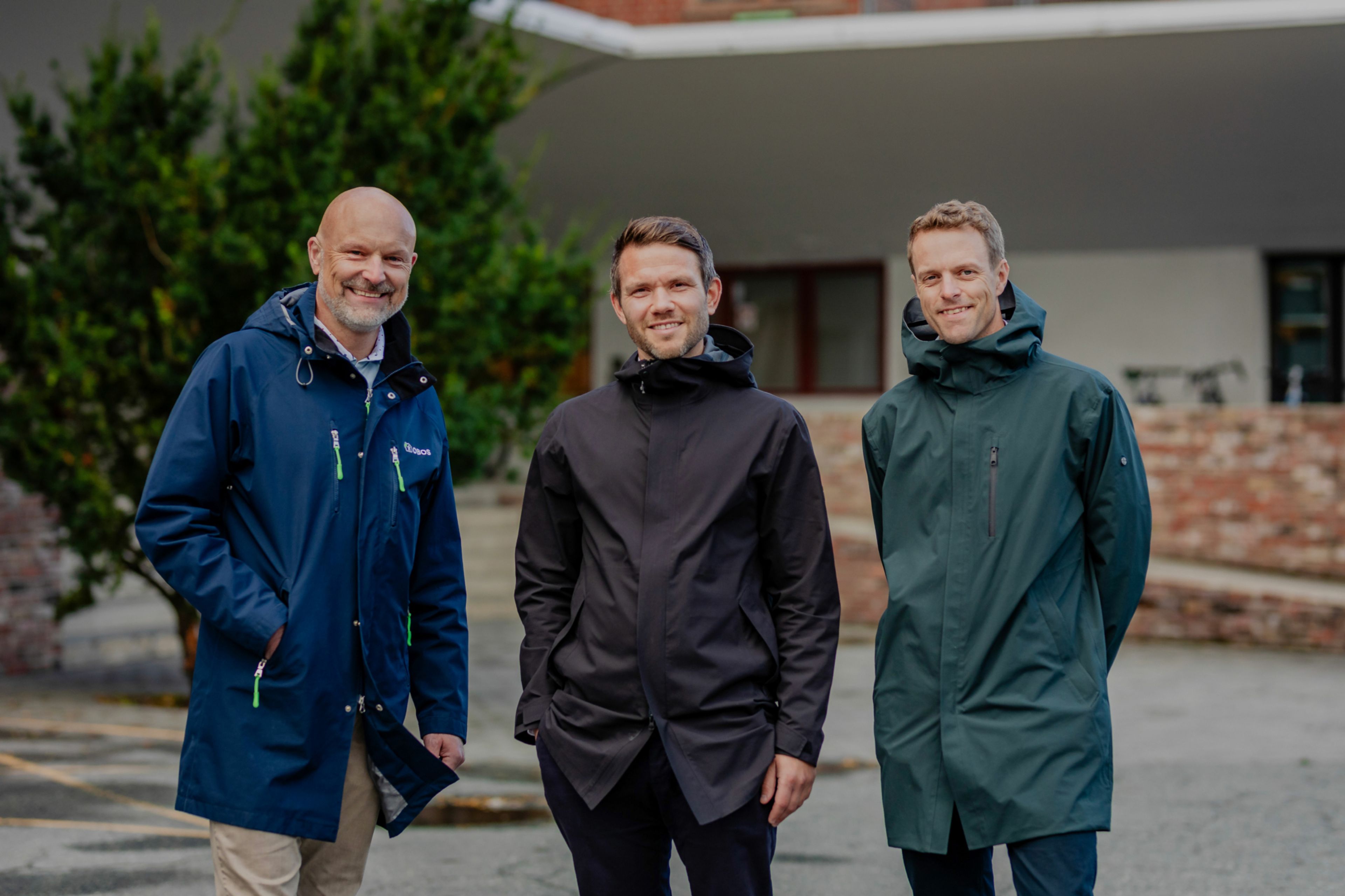 Prosjektdirektør Arve Heggem, utviklingsdirektør i Dora Eiendom Kristian Hogstad Lund og prosjektsjef Stian Nergård på tomten til Jarlheim.