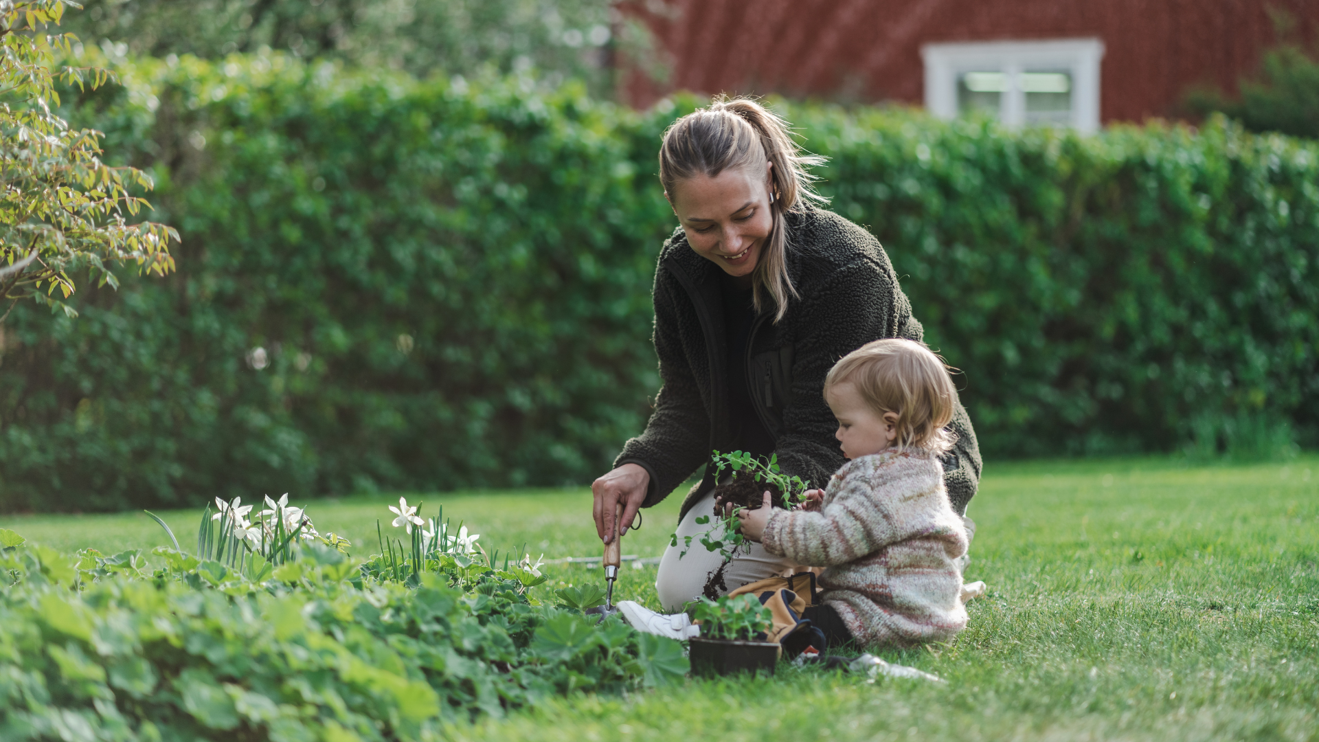 Kvinna med barn i trädgård