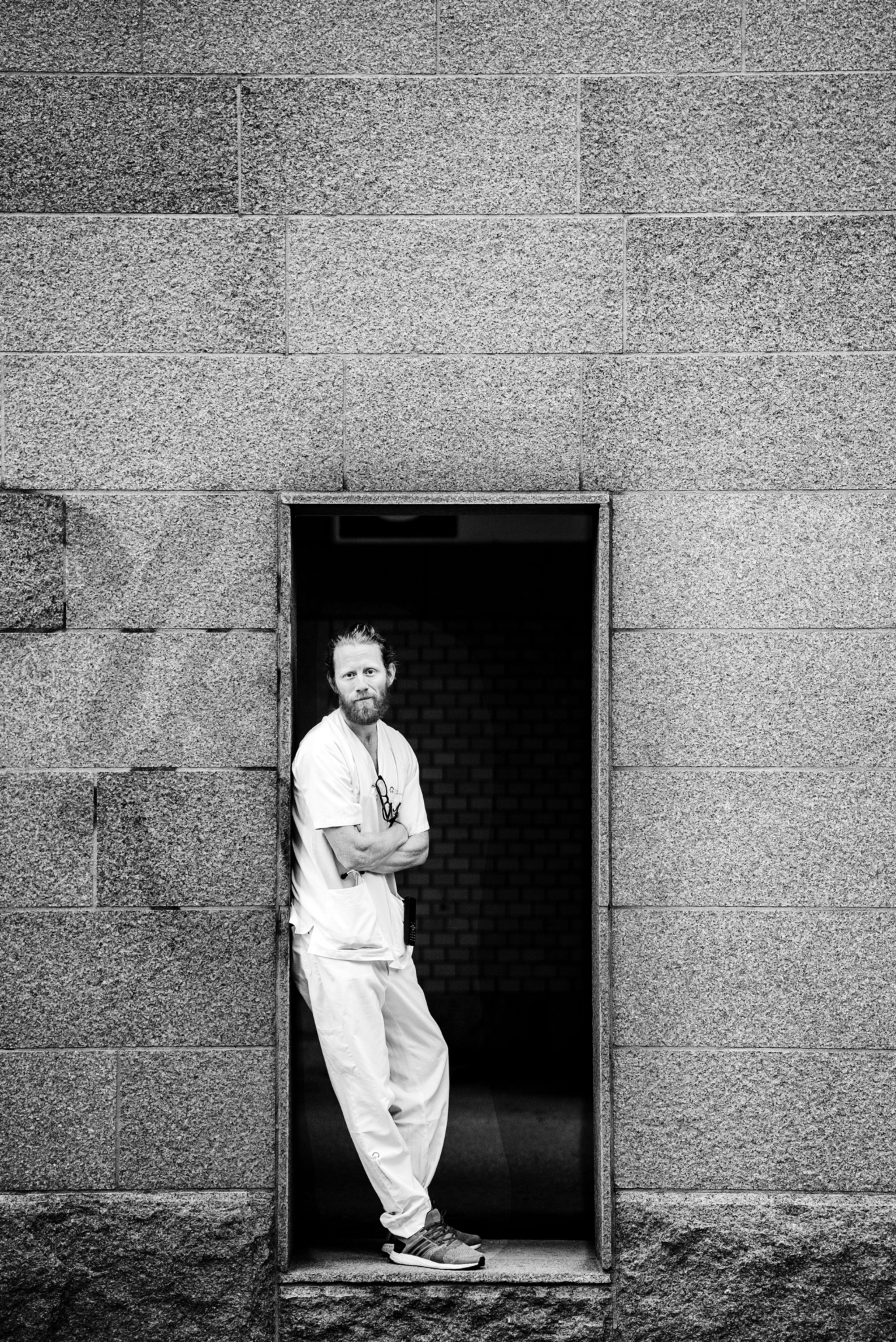 Erlend Grønningen lener seg inntil en vegg.