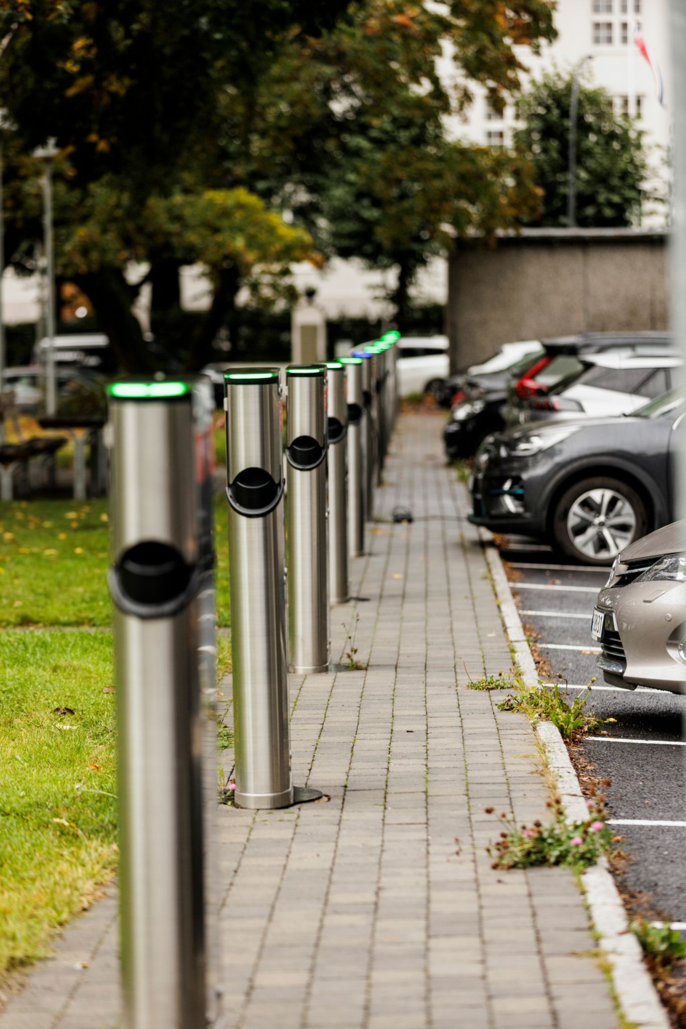Bilde av flere bilder som står parkert inntil elbilladerne i borettslaget