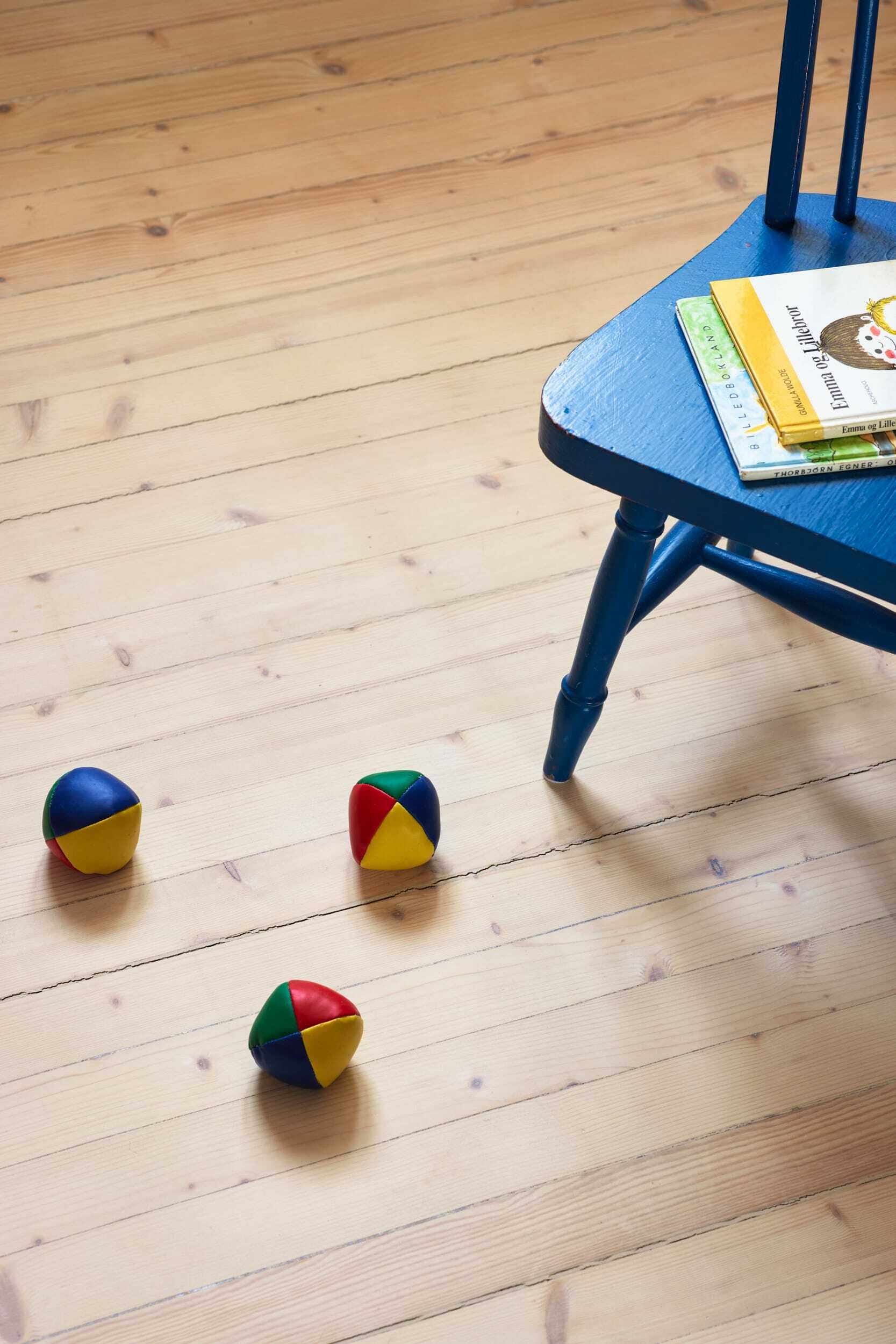 En blåmalt stol på et tregulv.