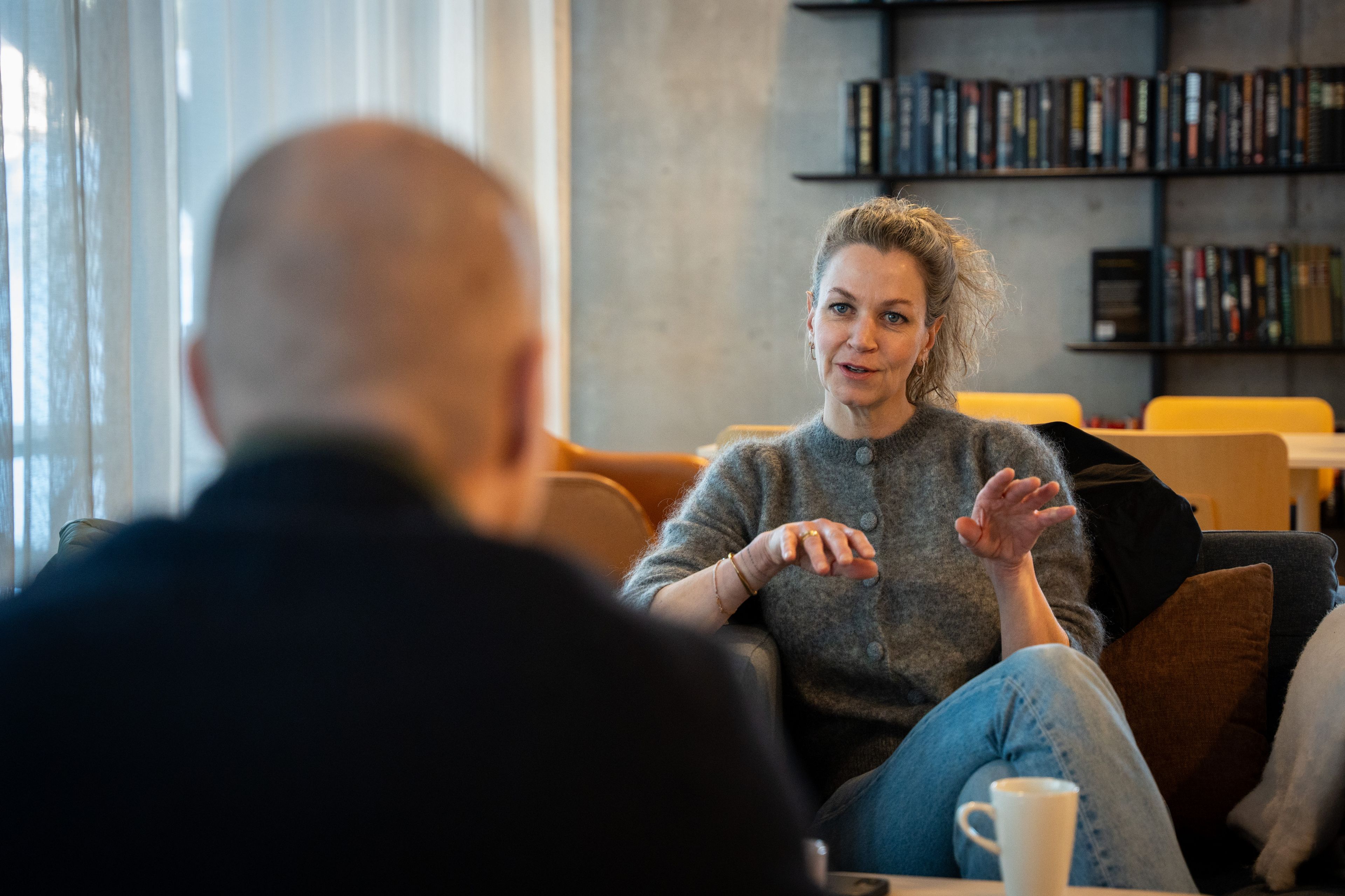 Line Sophie Wegger i Selvaag Bolig sitter i en stol og snakker med Espen Jørgensen.