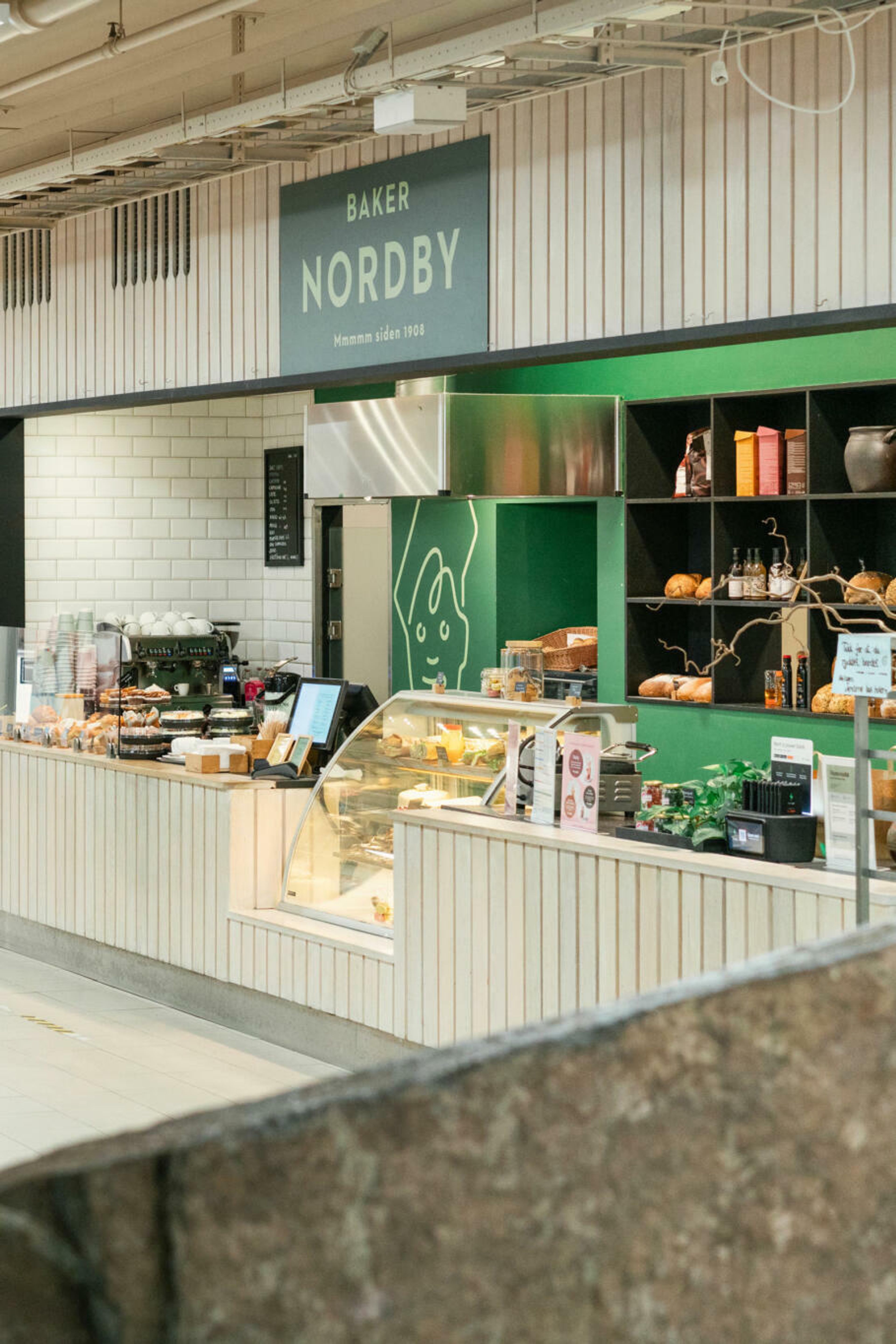 Bilde av Baker Nordby med bakevarer i disken.