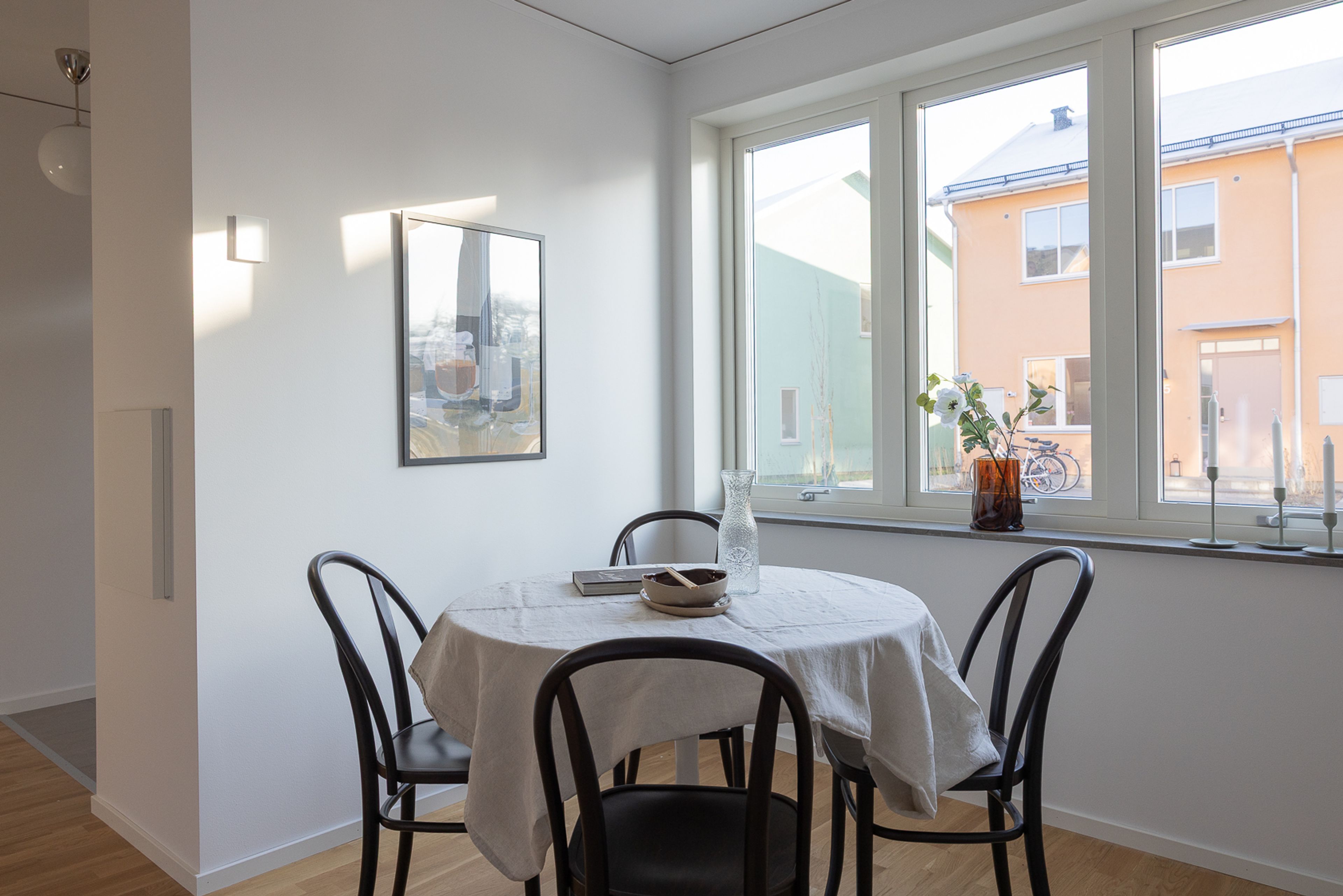 Foto på matplats i köket i tvåplanshuset