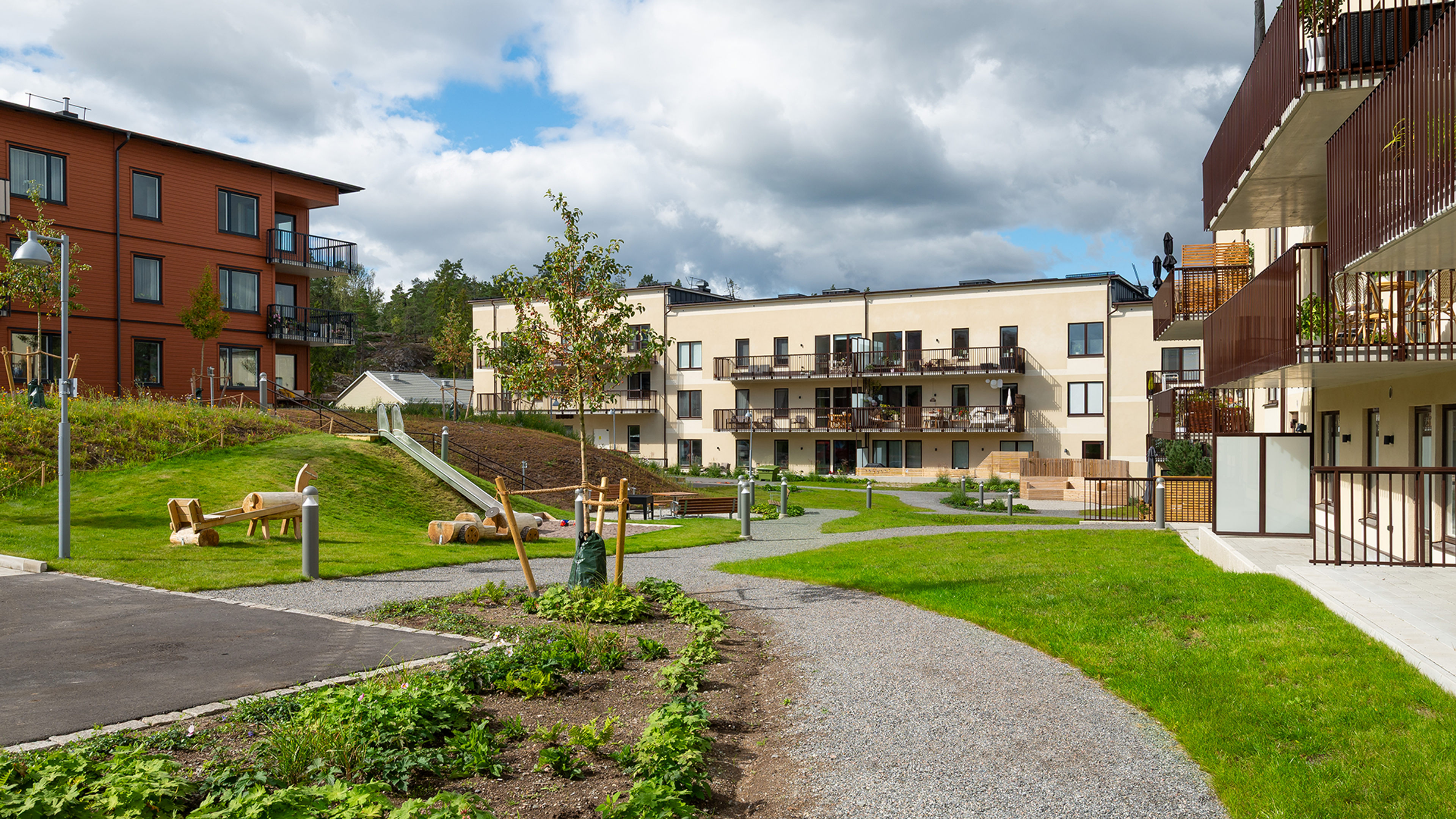 Stora ytor på mysig innergård i Brf Vega Garden