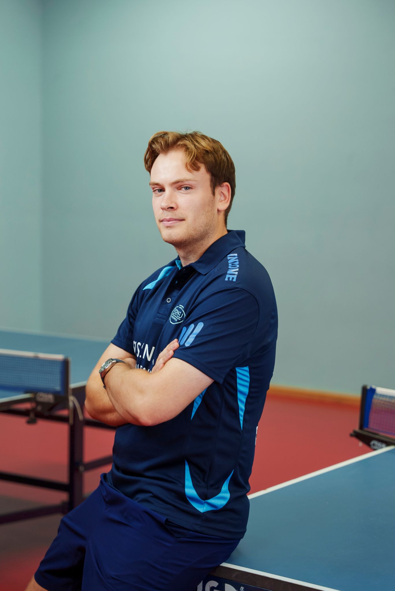 Finn lener seg mot et bordtennisbord.