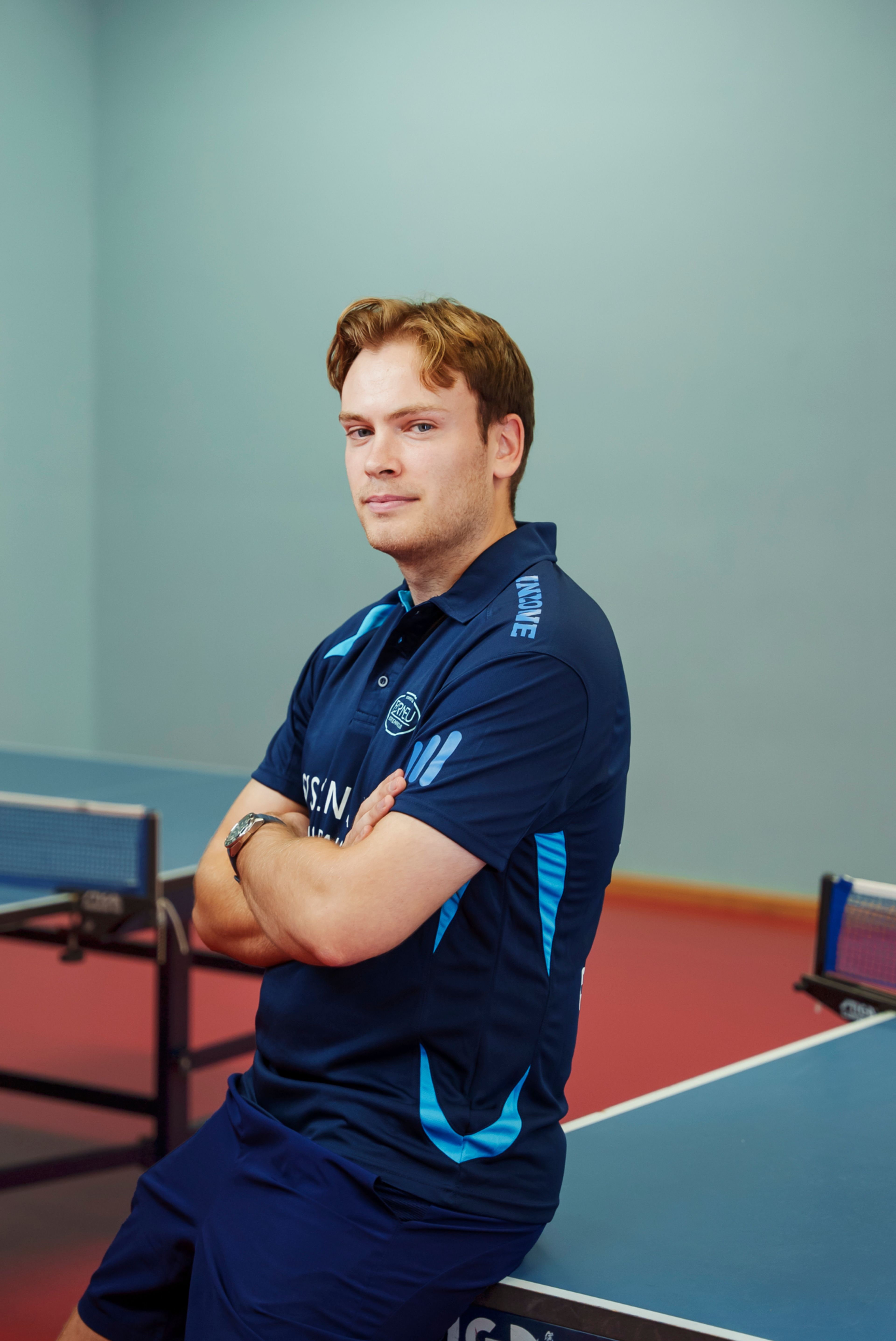 Finn lener seg mot et bordtennisbord.