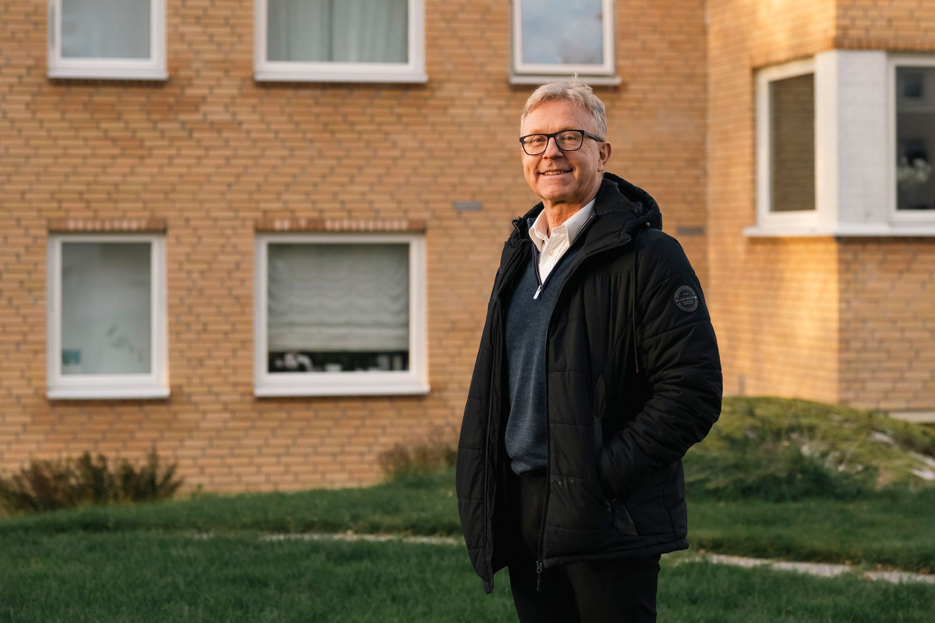 Styreleder Knut Leirpoll foran en av blokkene i Munkelia borettslag på Nordstrand