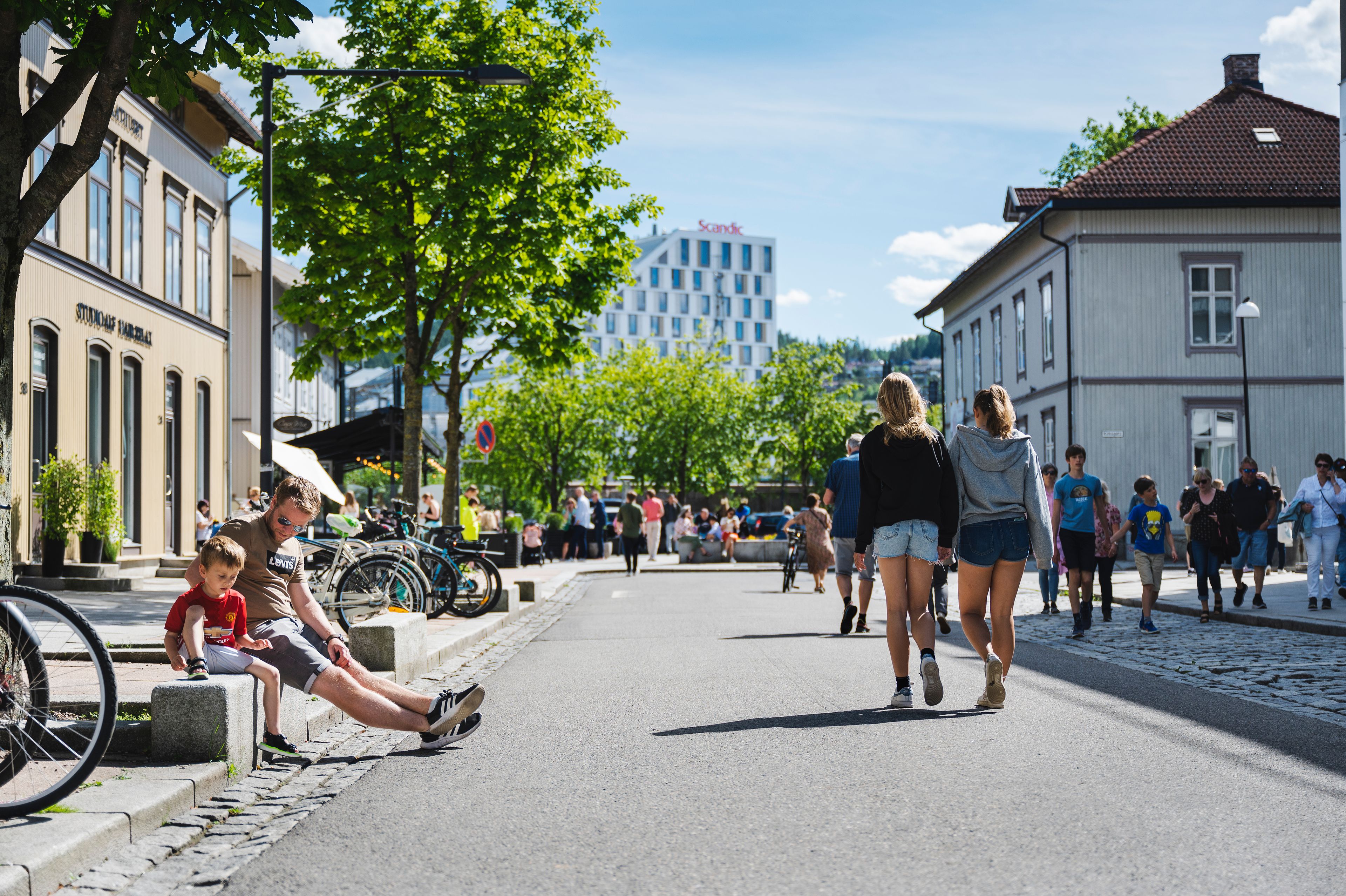 En travel dag med mange mennesker i gågaten på Lillestrøm.