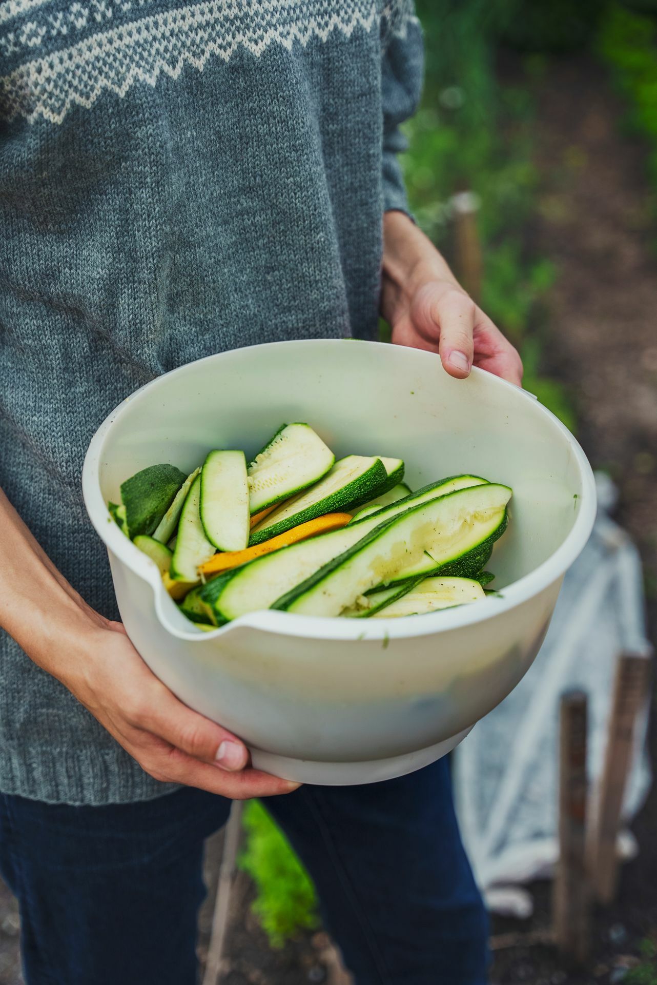 Et nærbilde av en bolle med oppskåret squash