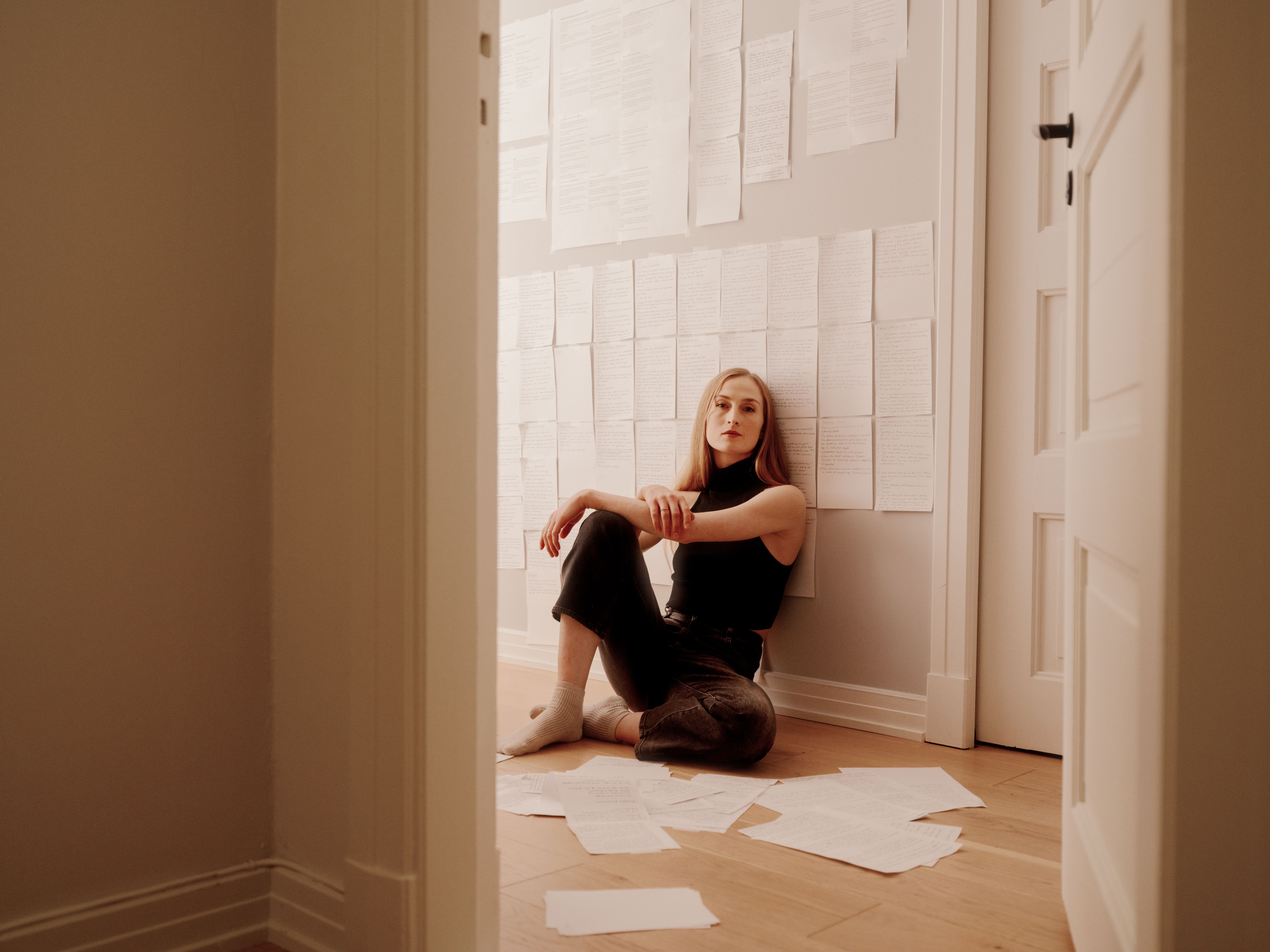 Grete Sofie Borud Nybakken sitter på gulvet i leiligheten sin.