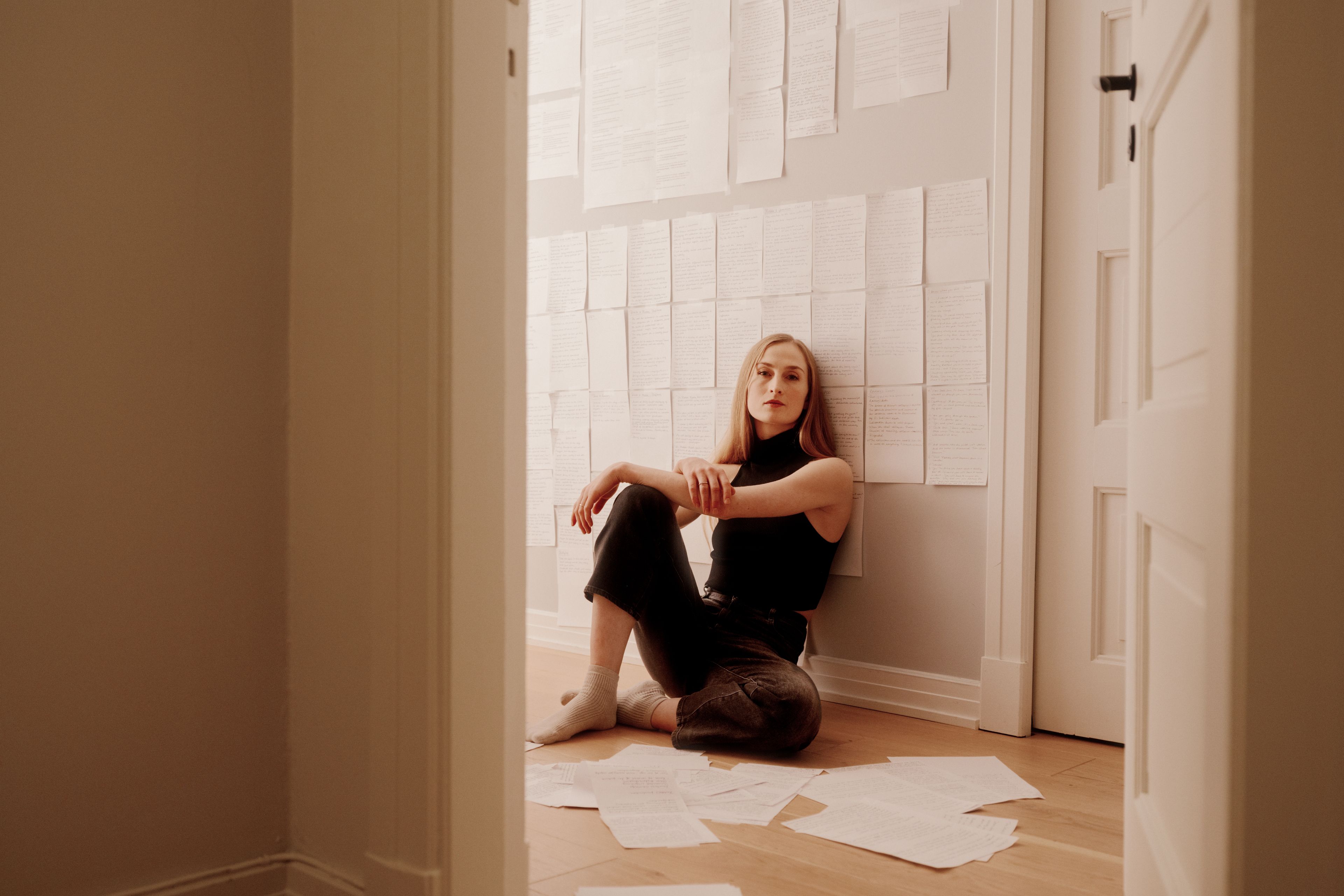 Grete Sofie Borud Nybakken sitter på gulvet i leiligheten sin.