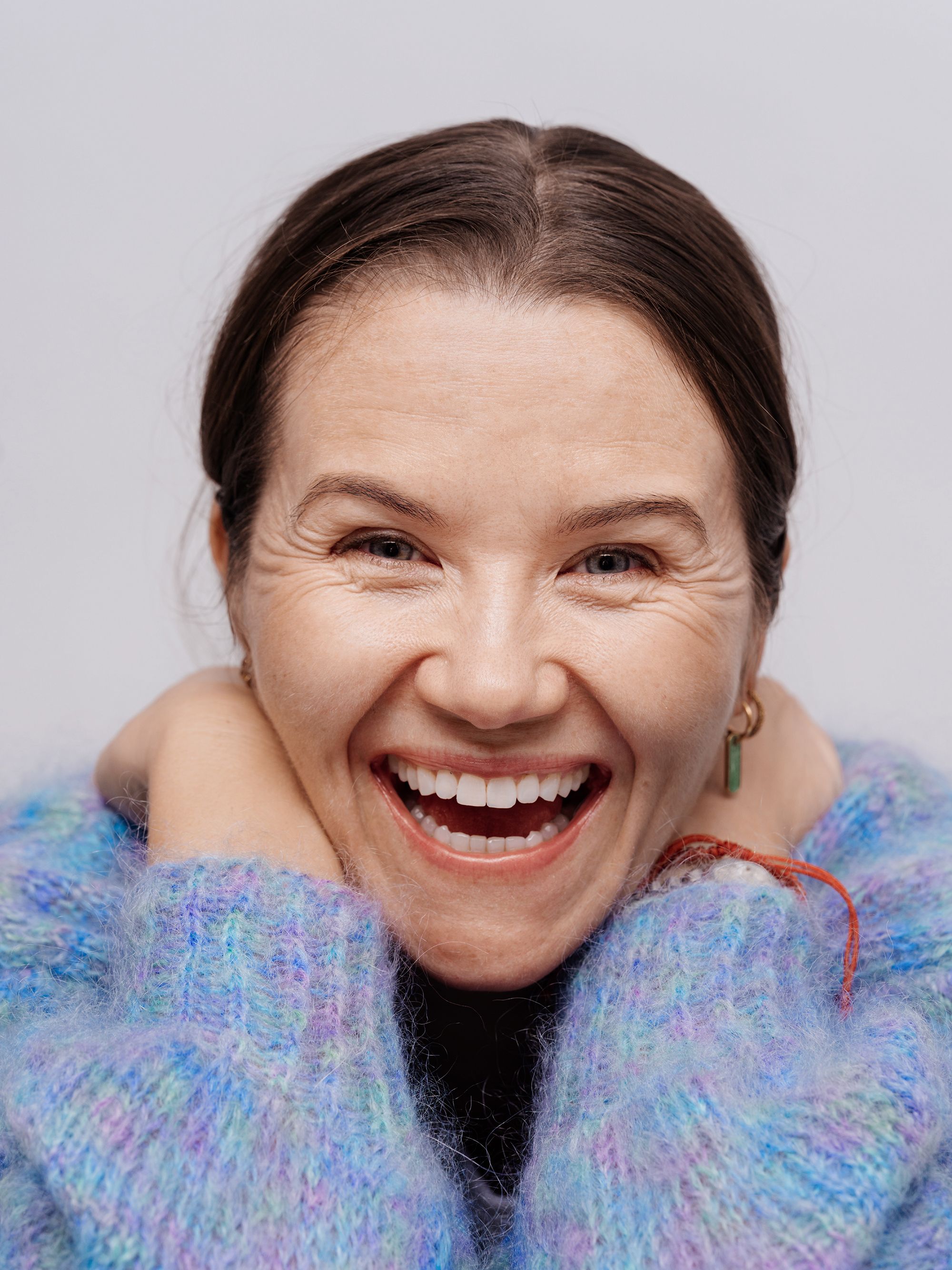 Nærbilde av Live Nelvik som ler.