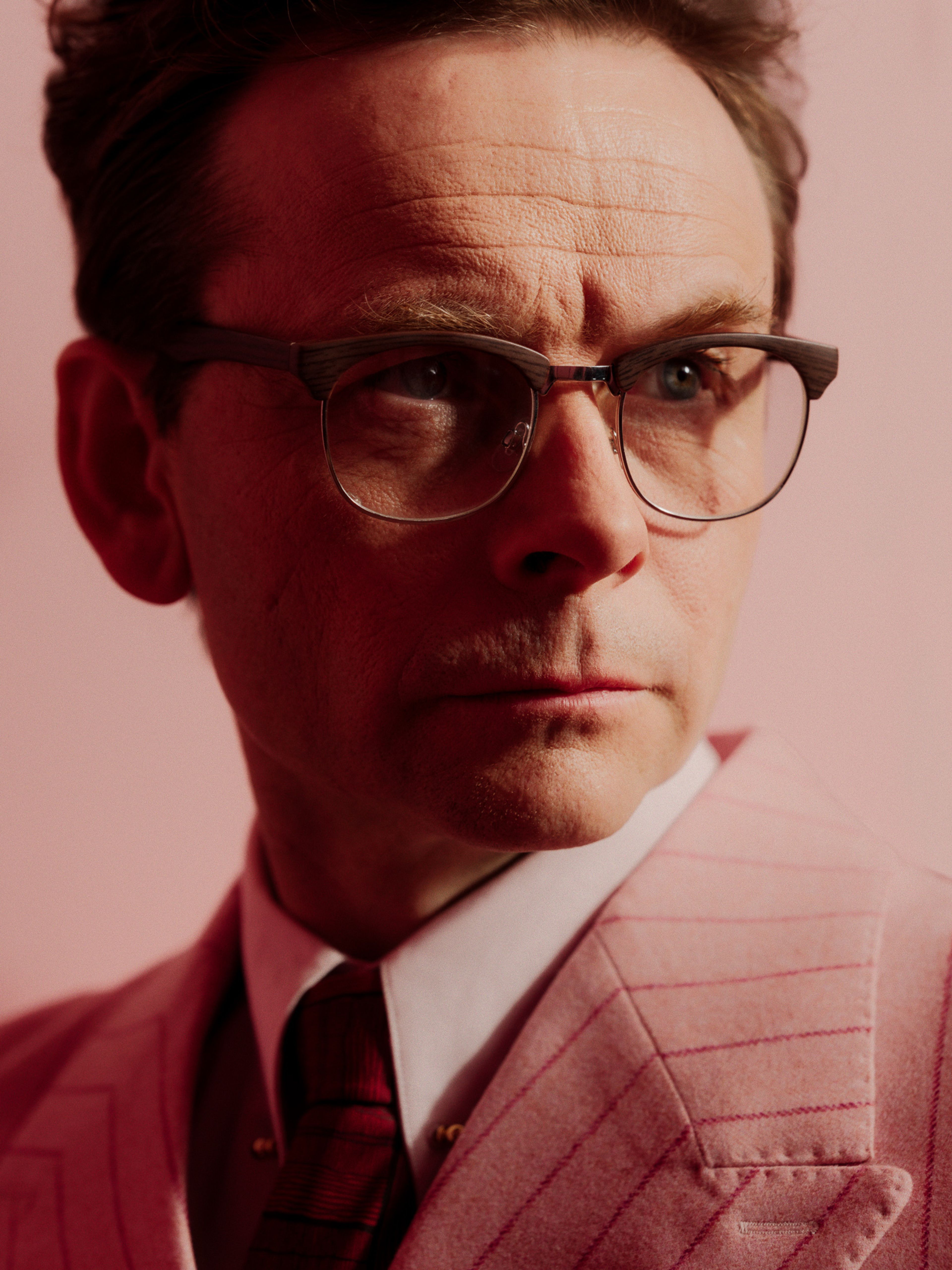Foto av Jan Gunnar Røise i en rosa dress.