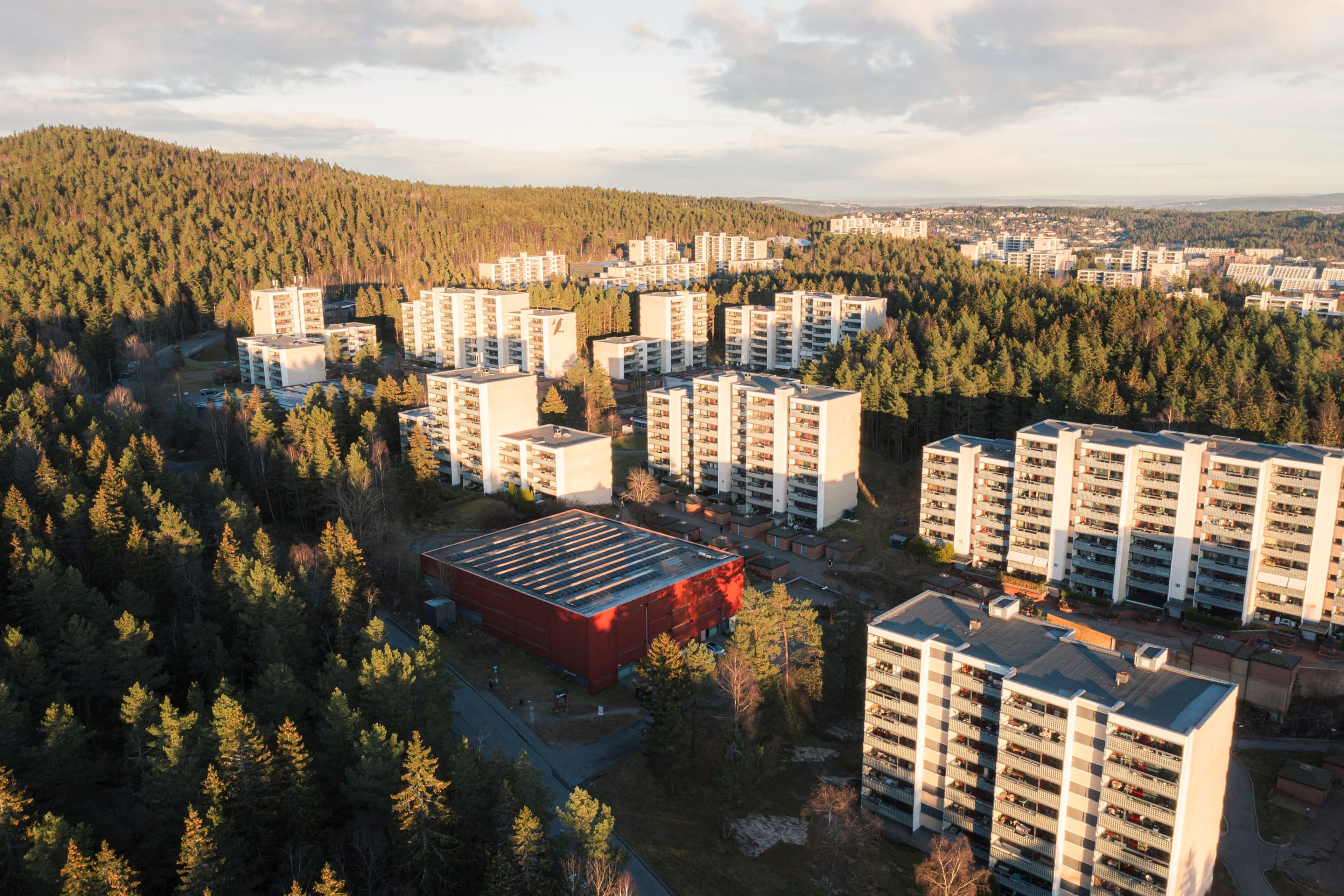 Dronefoto av Ravnkollen borettslag på Romsås.