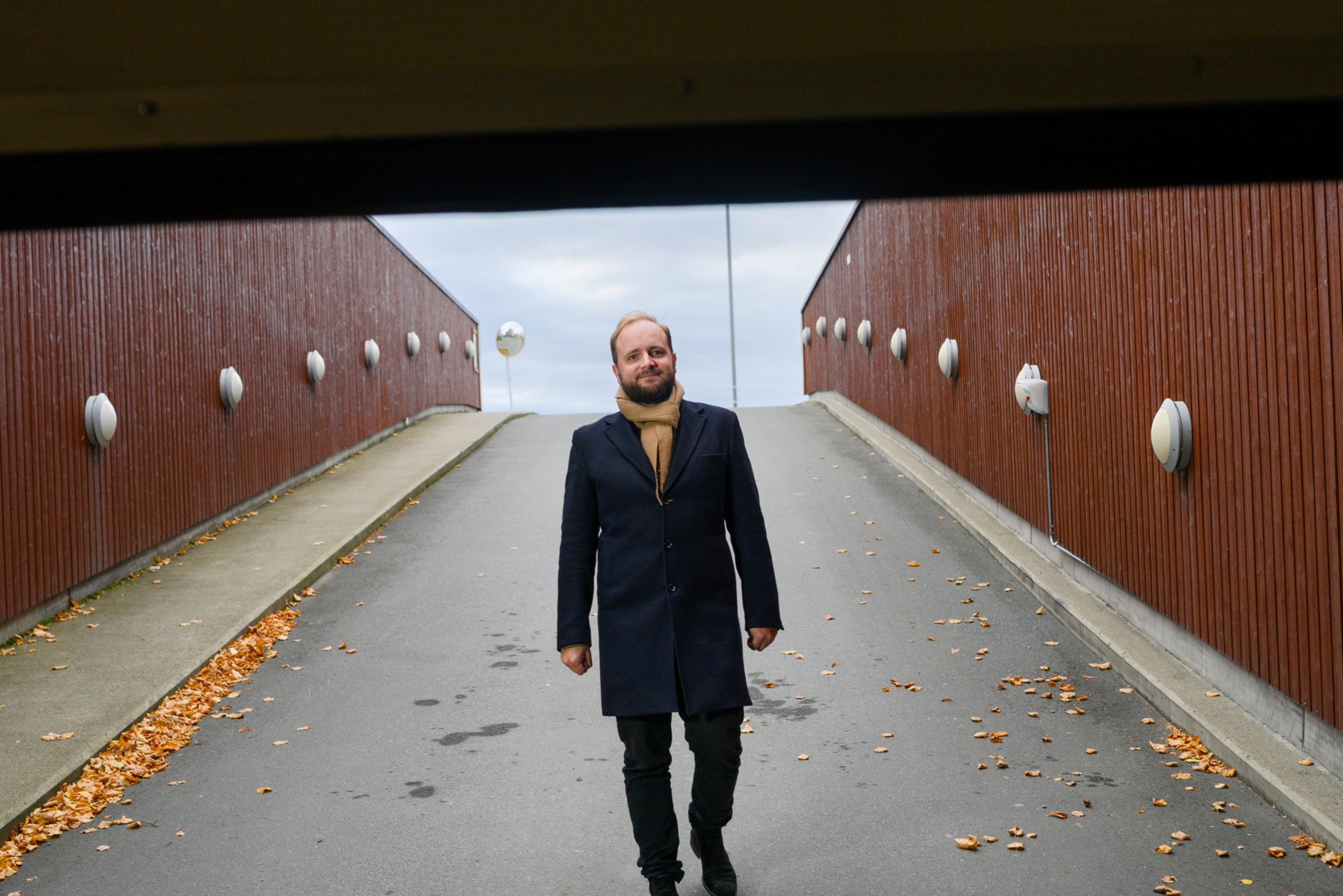 Foto av styrelederen på vei ned til garasjen.