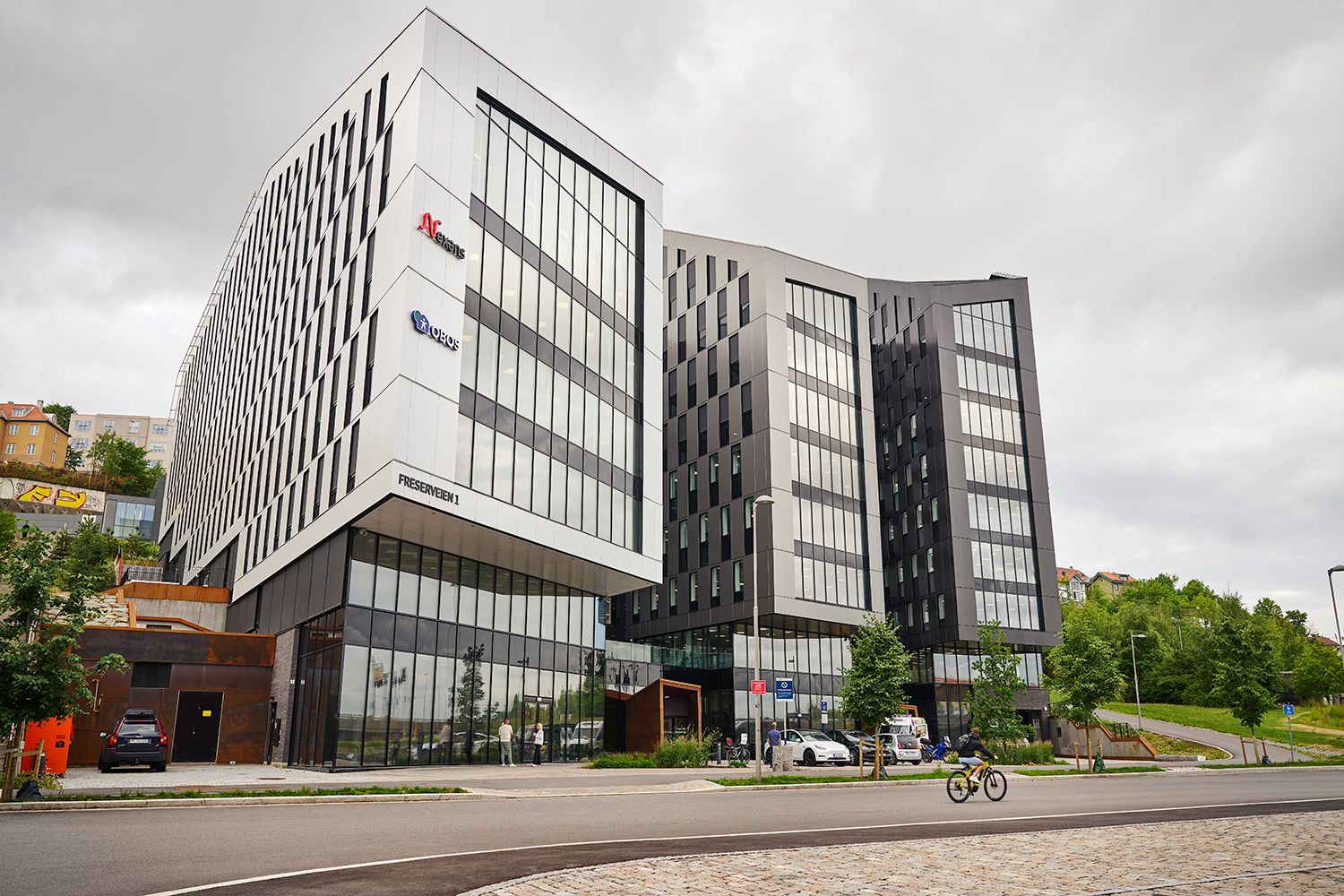 Foto av fasaden og forsida til næringsbygget Oslo K i Kværnerbyen.