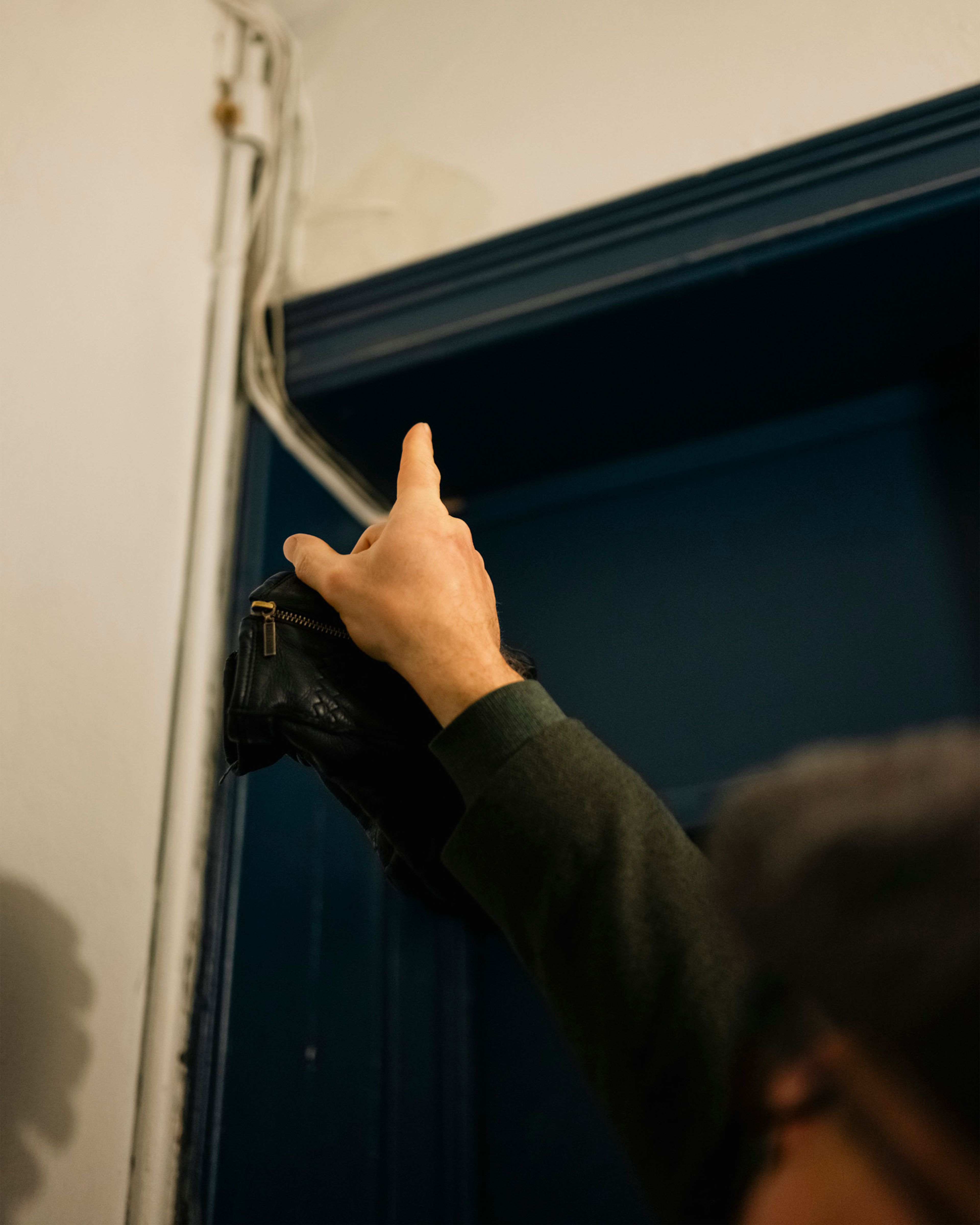 Styreleder peker opp mot rør- og kabelinstallasjoner i oppgangen i Markveien 2.