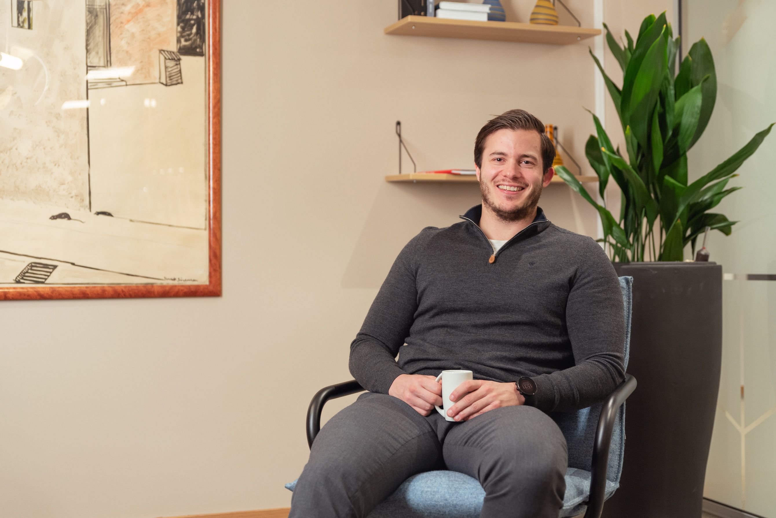 Rådgiver i OBOS-banken sitter i en kontorstol på et møterom