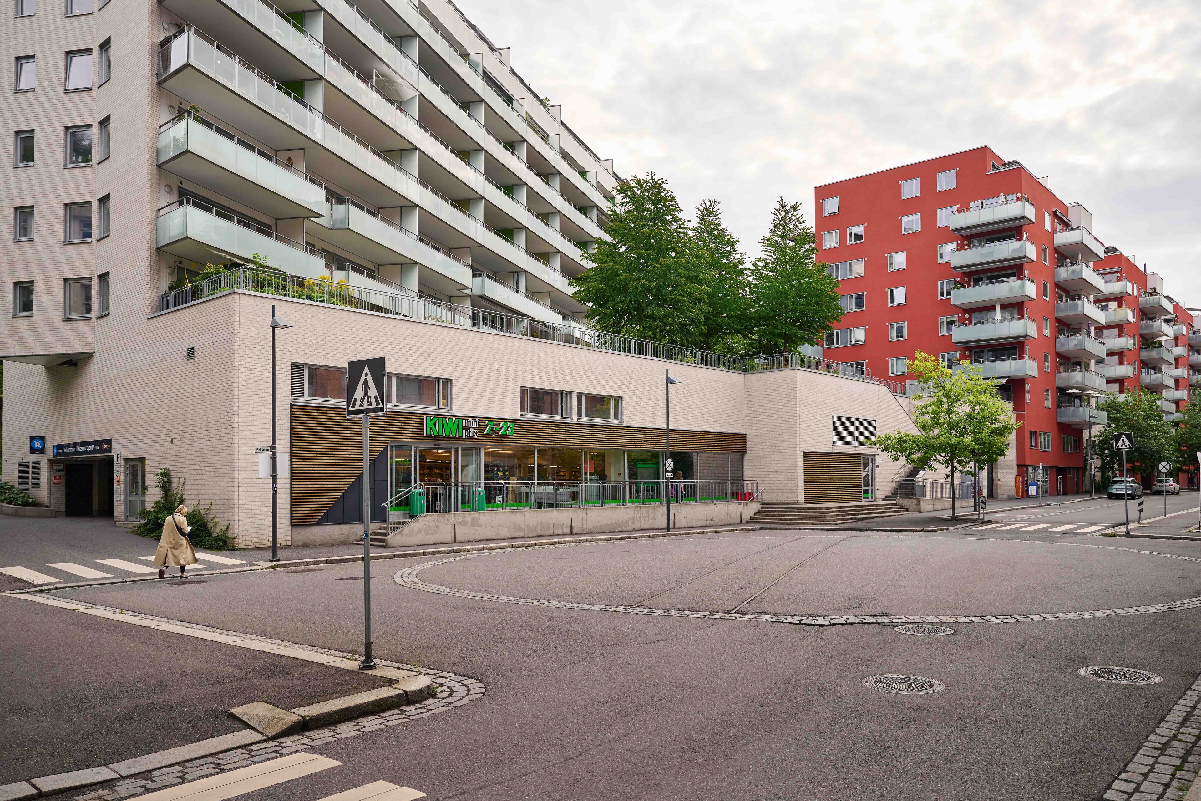 Foto av butikken på bakkeplan og boligene tilknytta adressen.