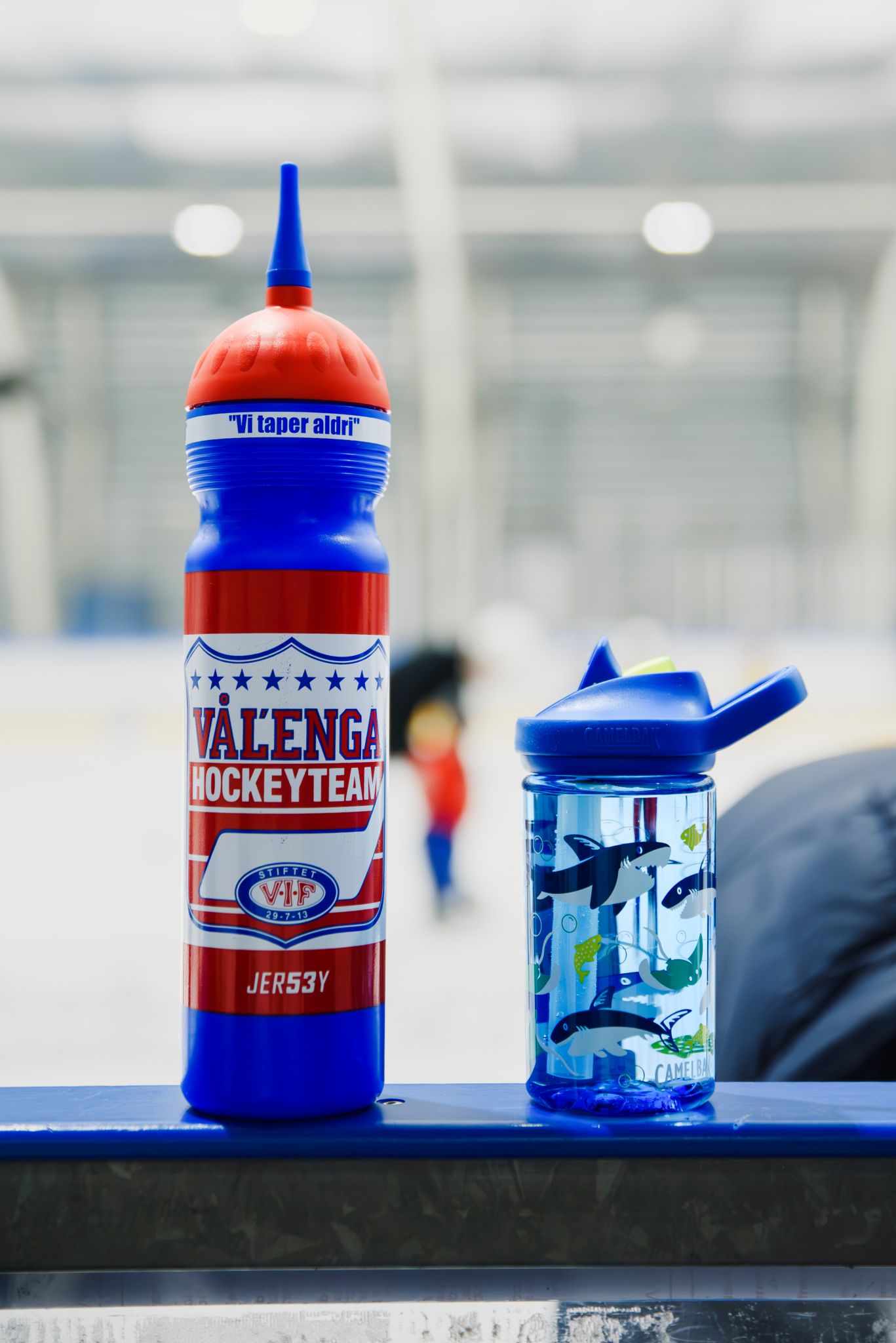 Foto av to drikkeflasker.