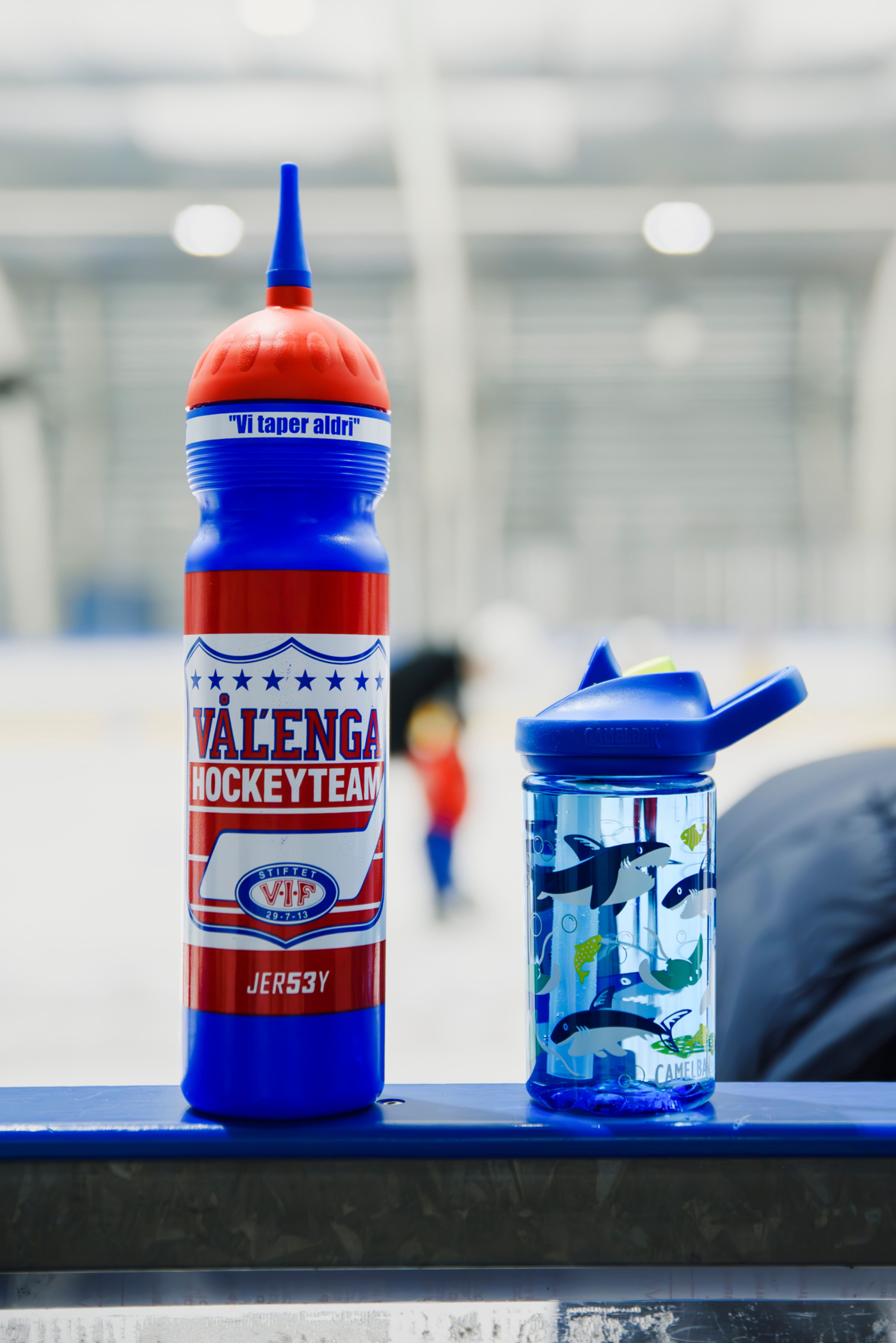 Foto av to drikkeflasker.