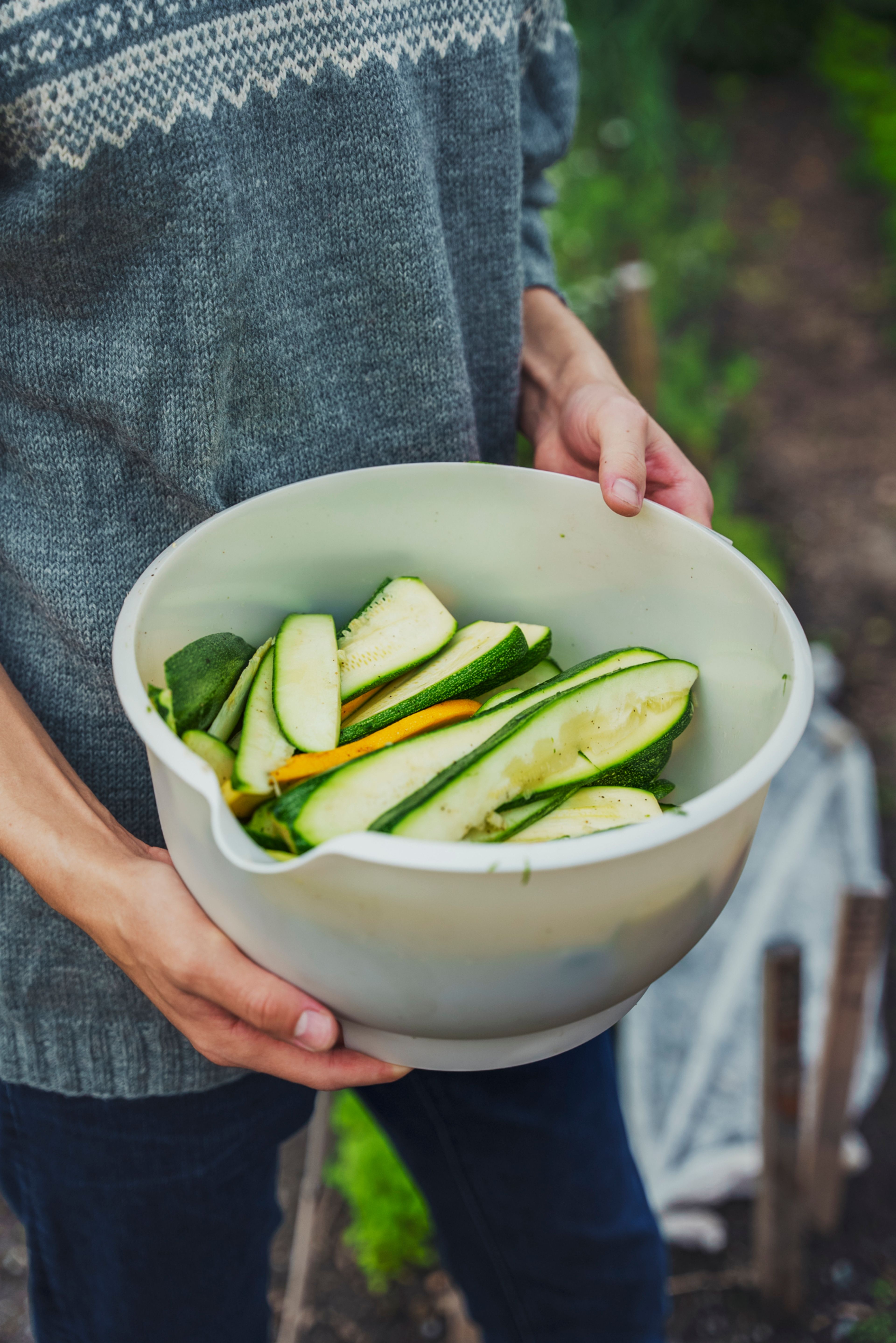 En person bærer en bolle med squash.