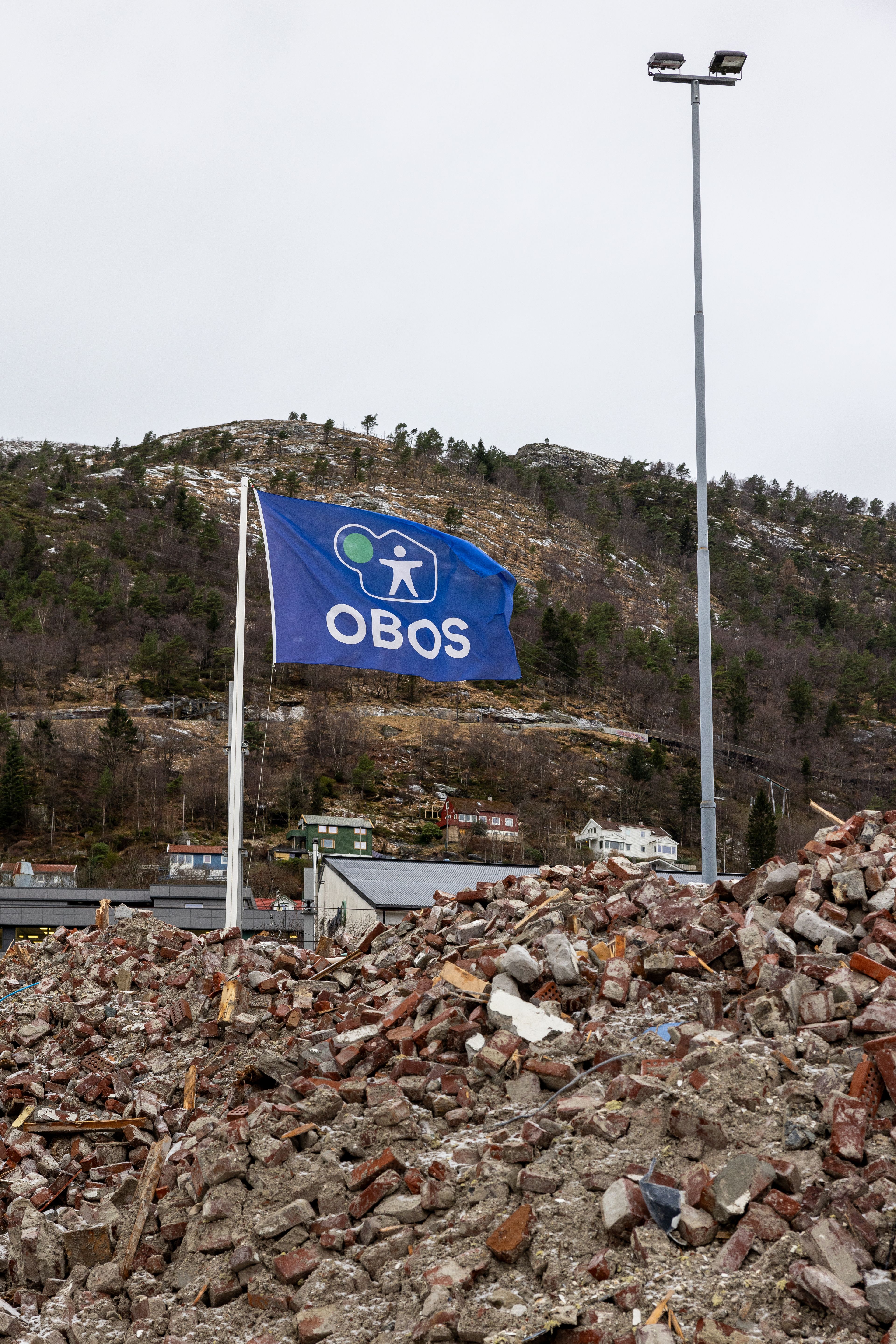 OBOS-flagget vaier allerede på tomten til boligprosjektet Bergensmeieriet.