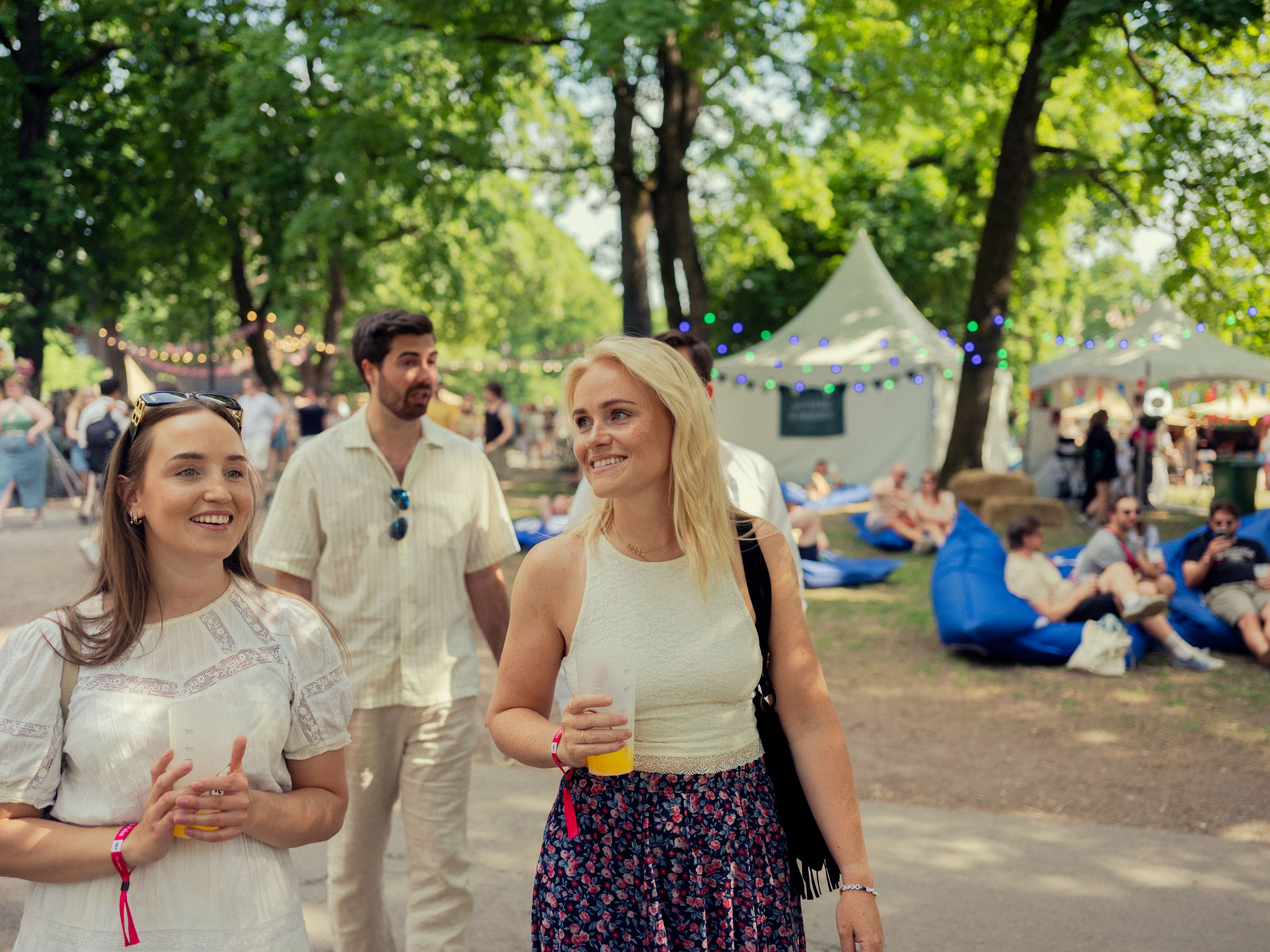 Tre unge voksne som er på festival.