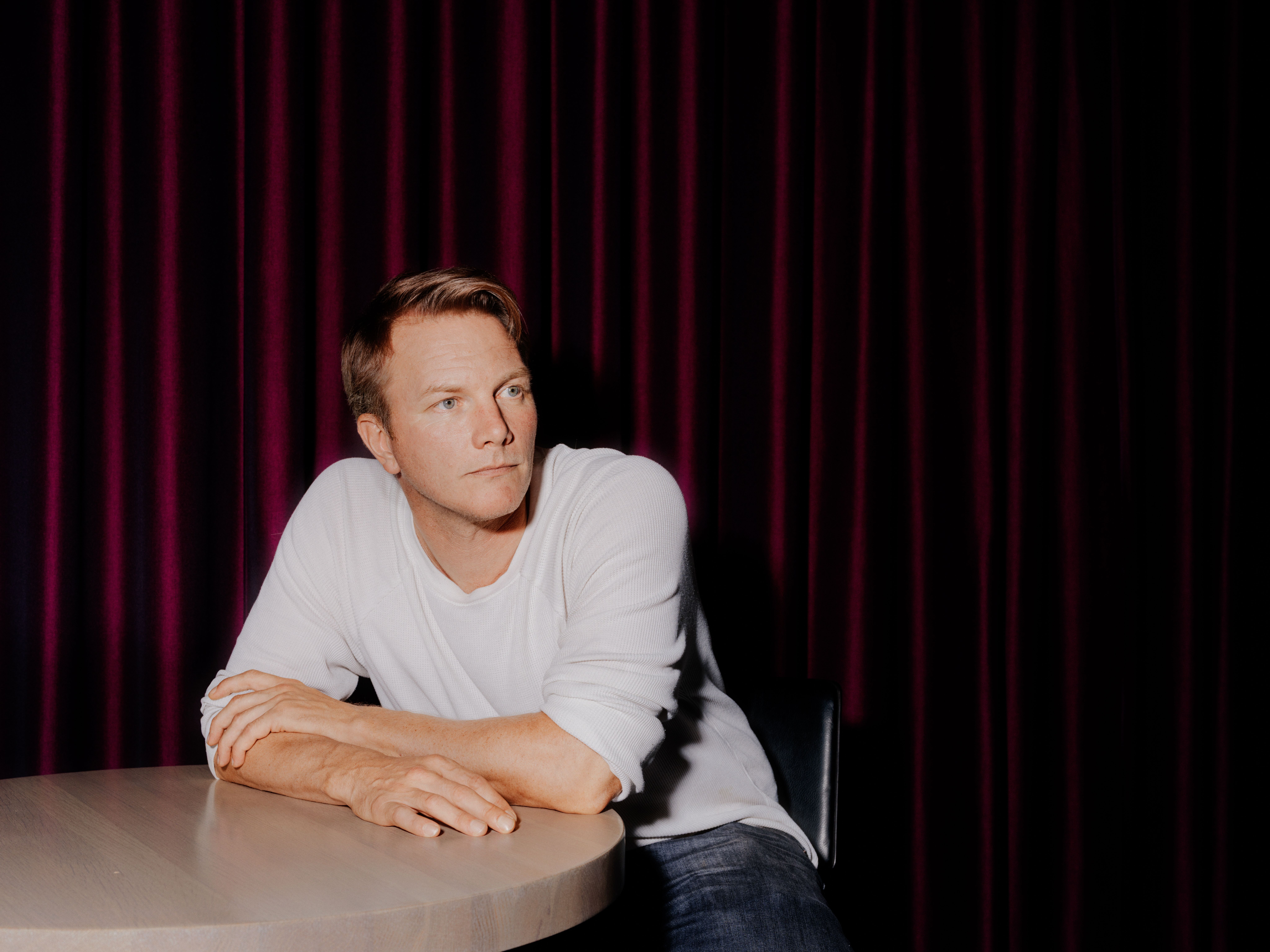 Et portrettbilde av Oddgeir Thune med hendene i lommen.