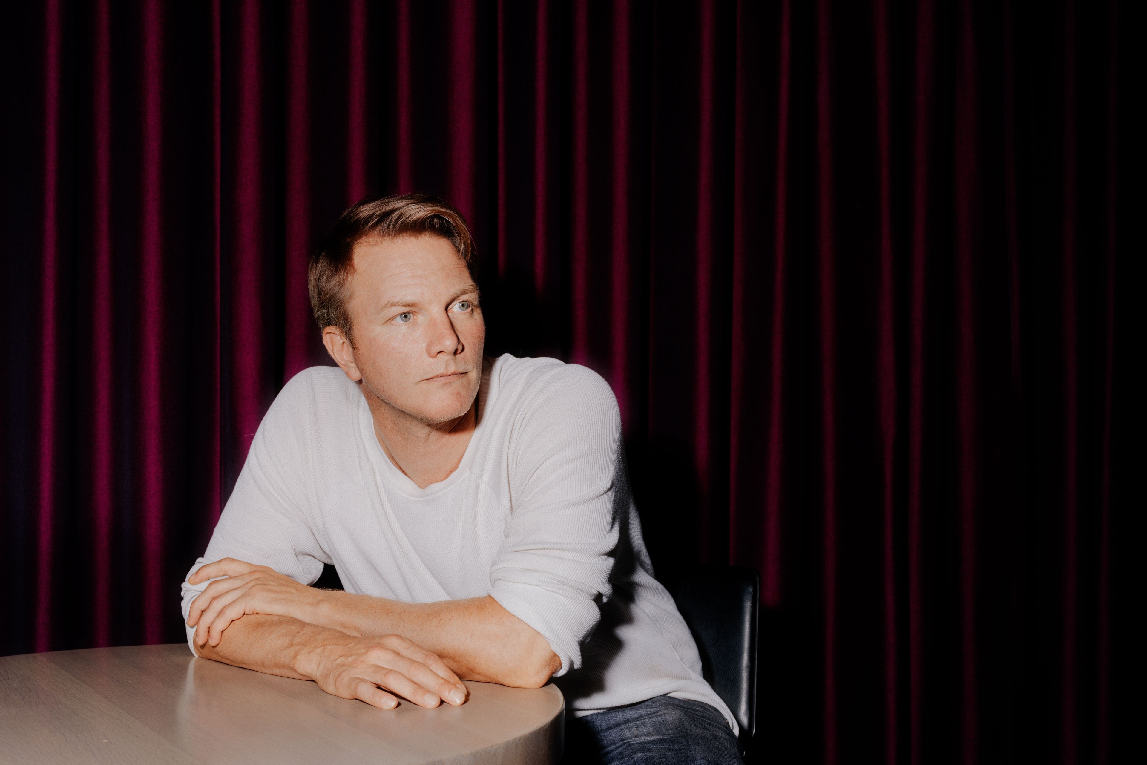 Et portrettbilde av Oddgeir Thune med hendene i lommen.