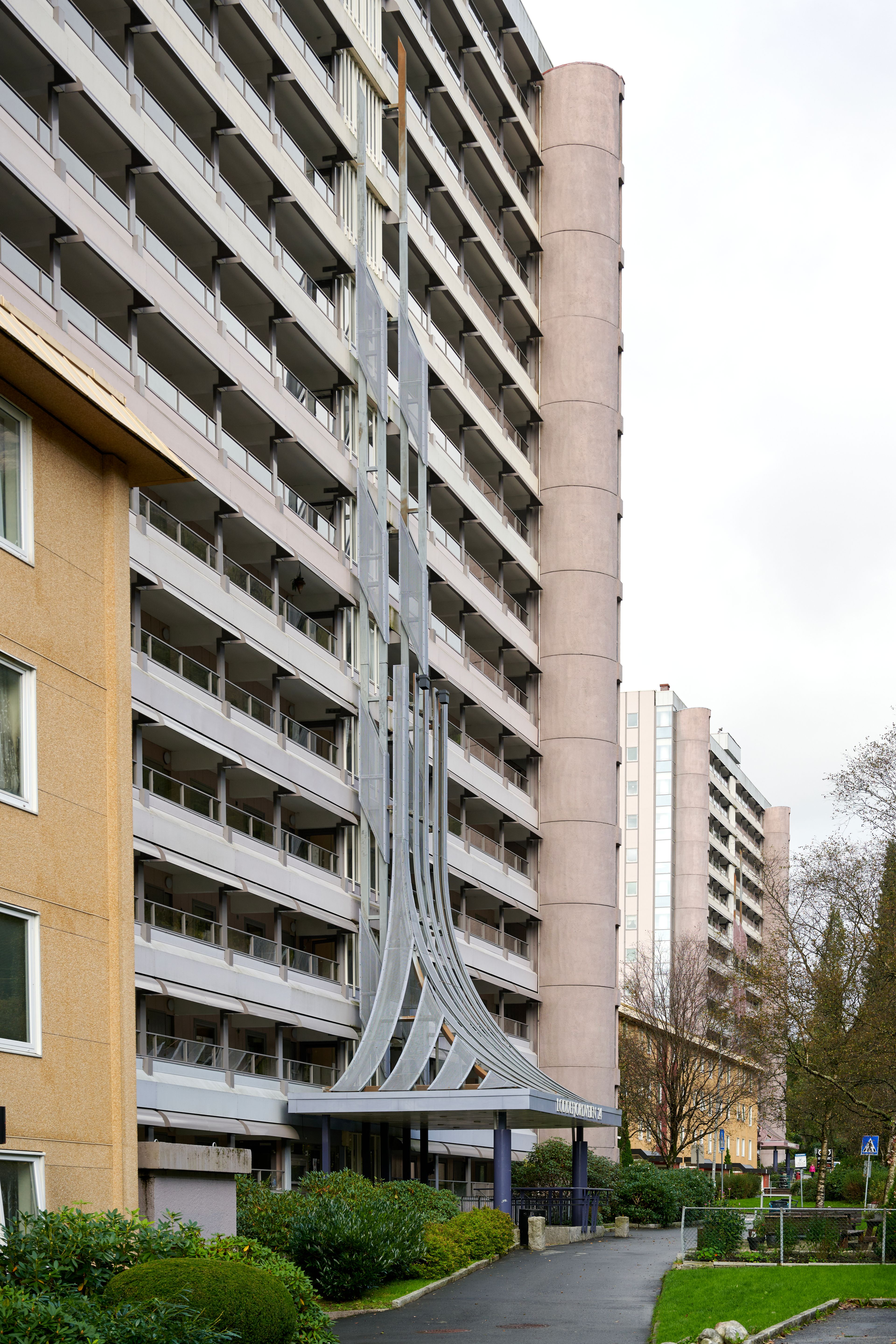 Boligblokk i Lyderhorn borettslag før installasjon av utvendig heis.