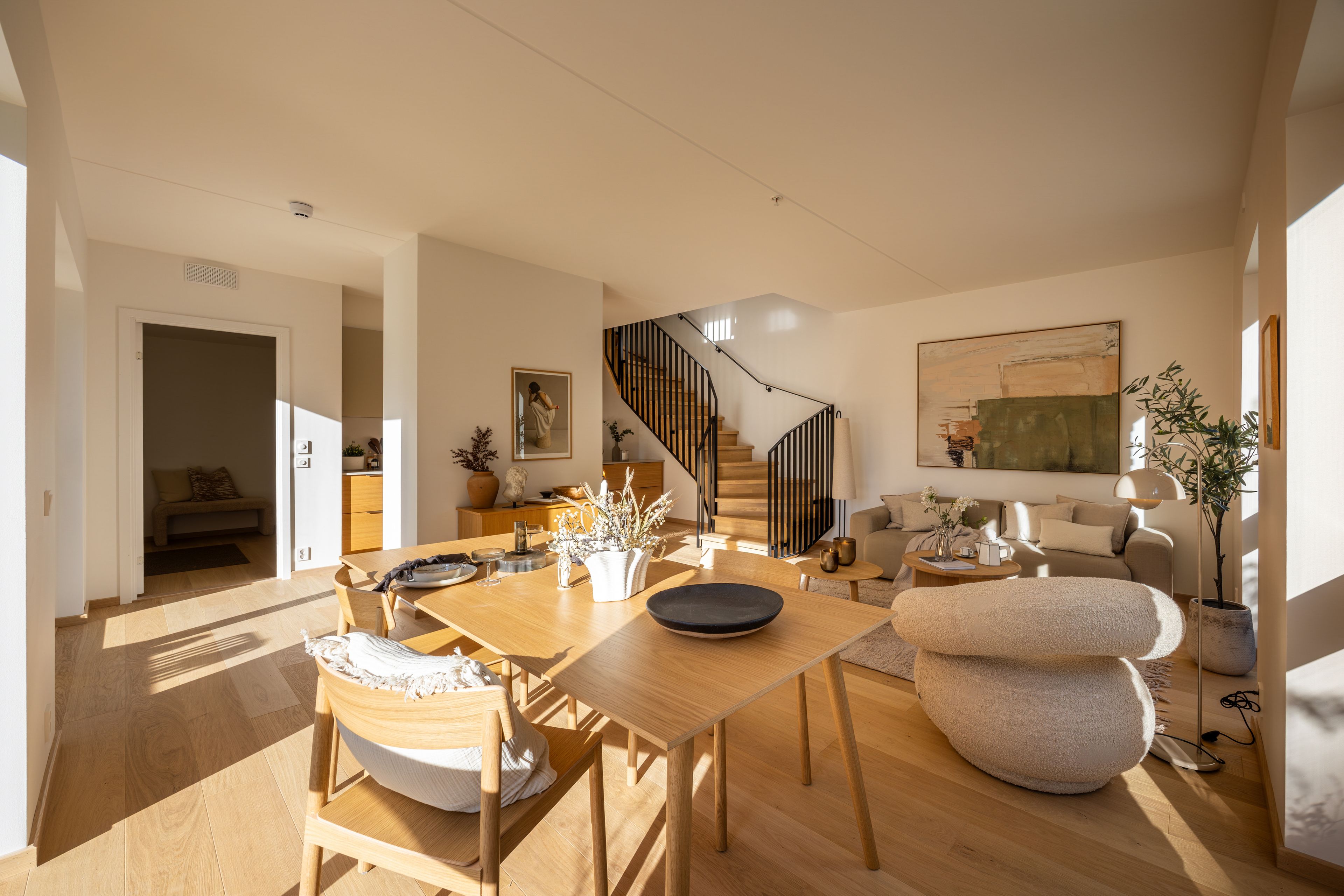 Bilde fra stue i Townhouse på Storøykilen med spisebord i forgrunnen.