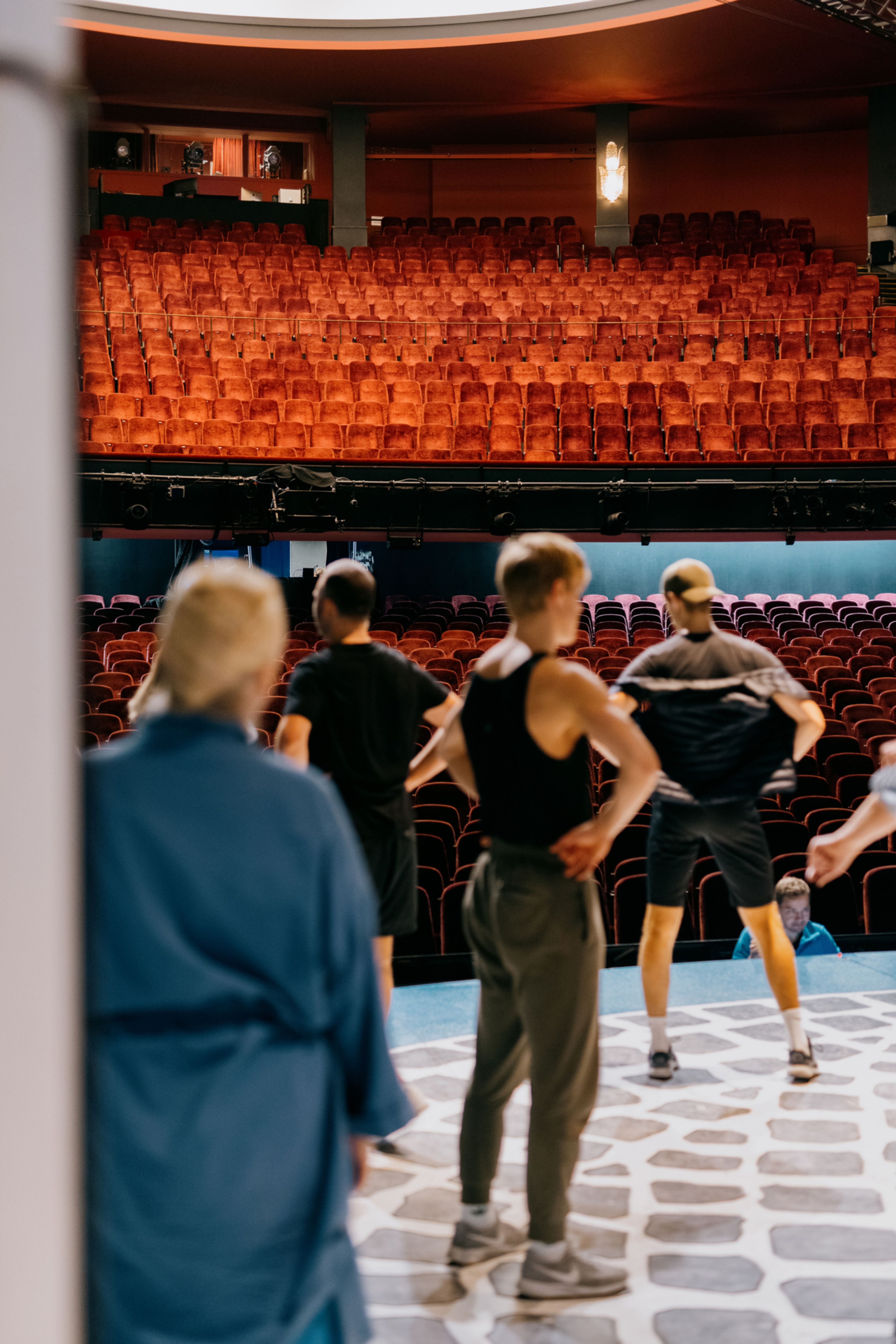 Bildet viser flere skuespillere under en Mamma Mia-øving på scenen i Folketeateret.