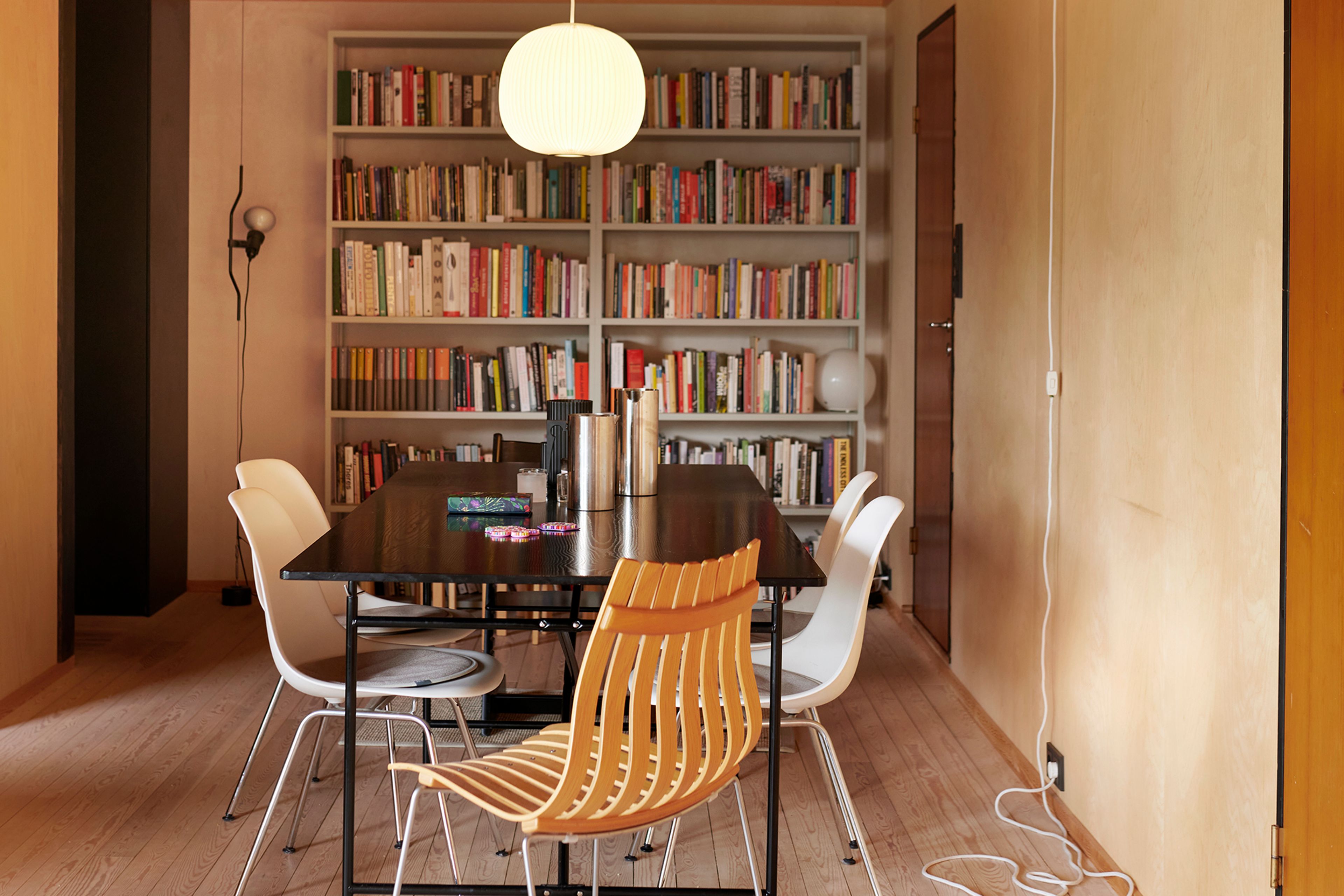 En av gatene i Alunsjø borettslag med atriumhus på rekke og rad bortover.