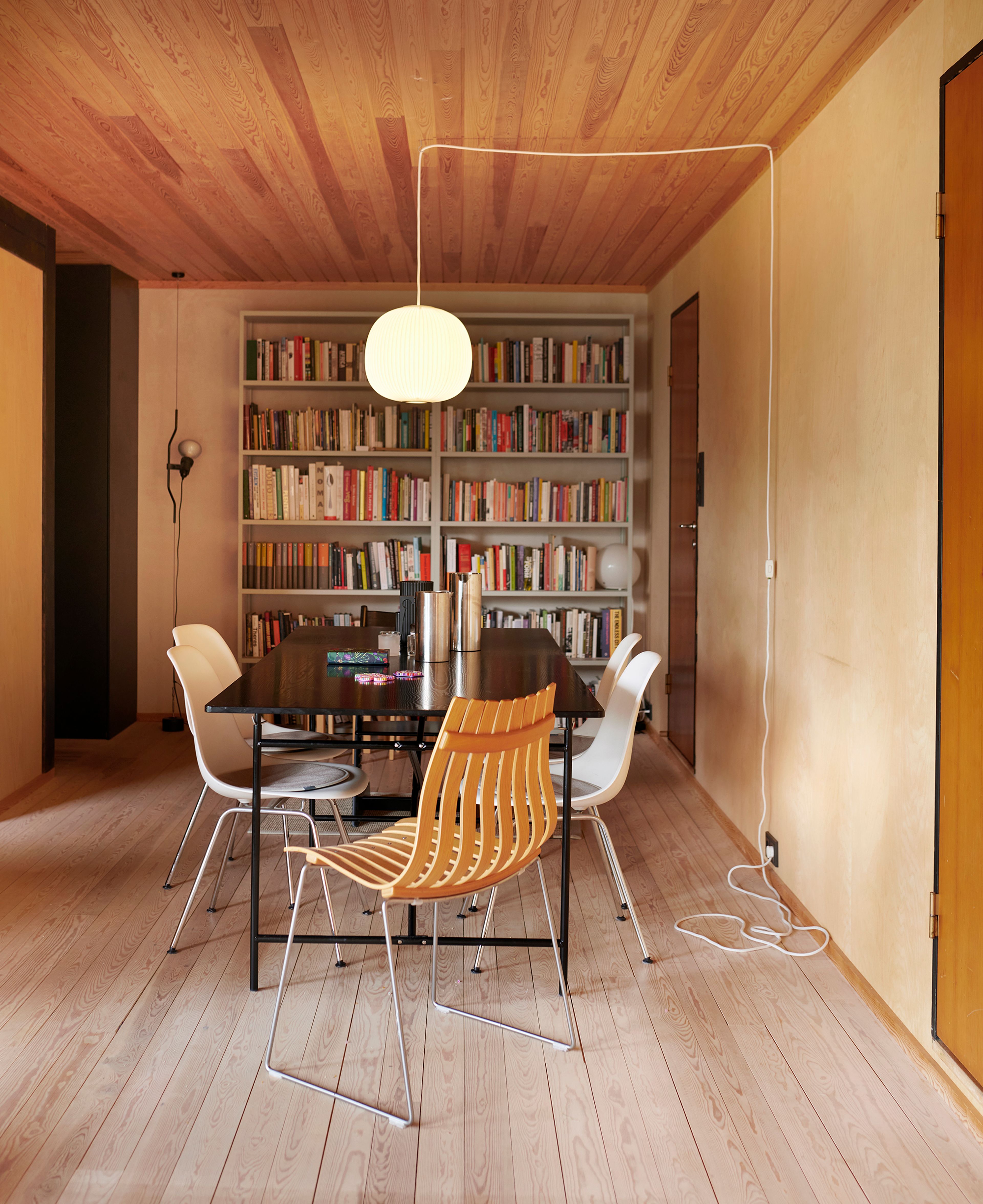 Spisestue med bokhyller i bakgrunnen.