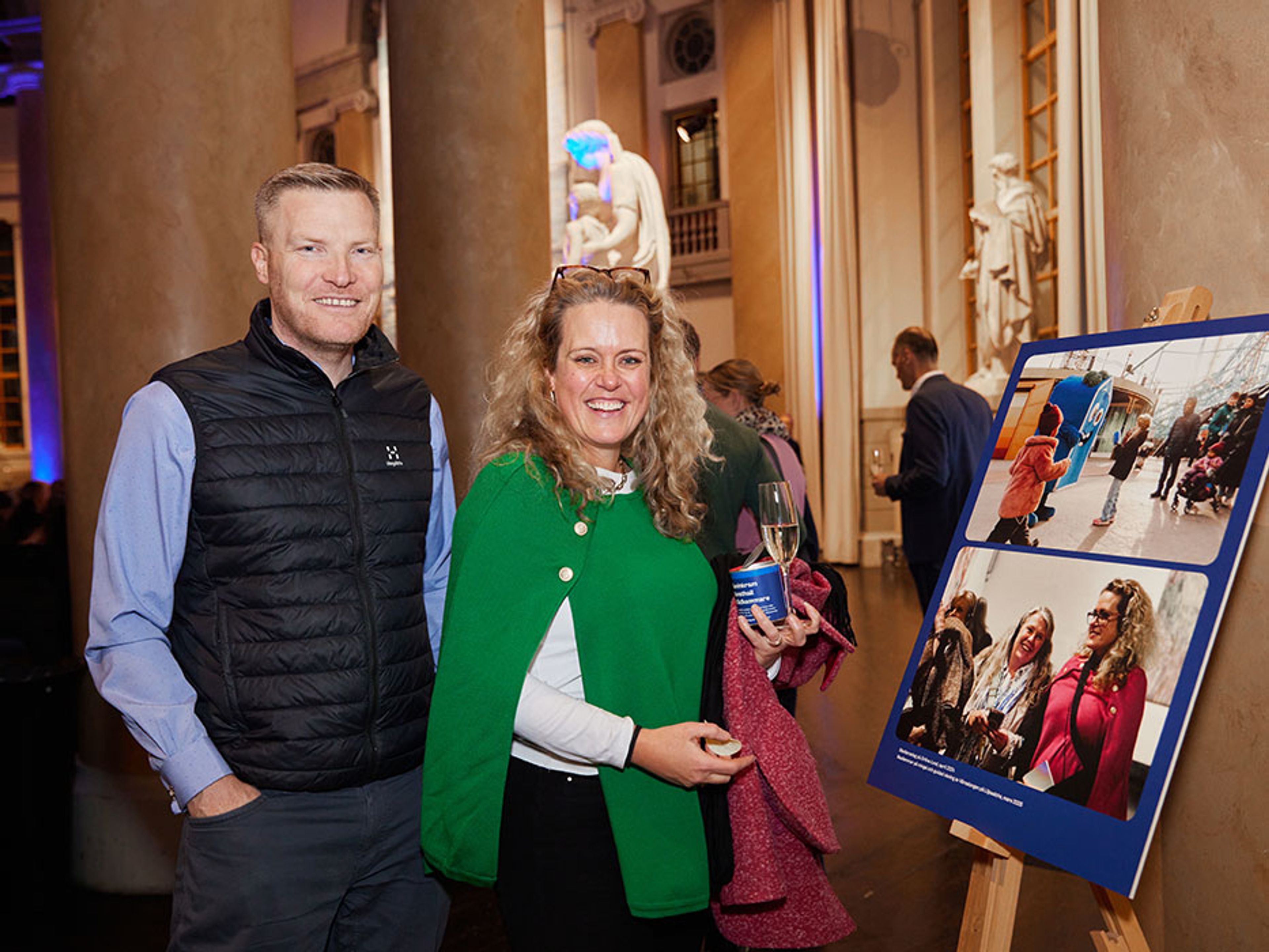 Medlem som ser sig själv på bild i fotoutställningen