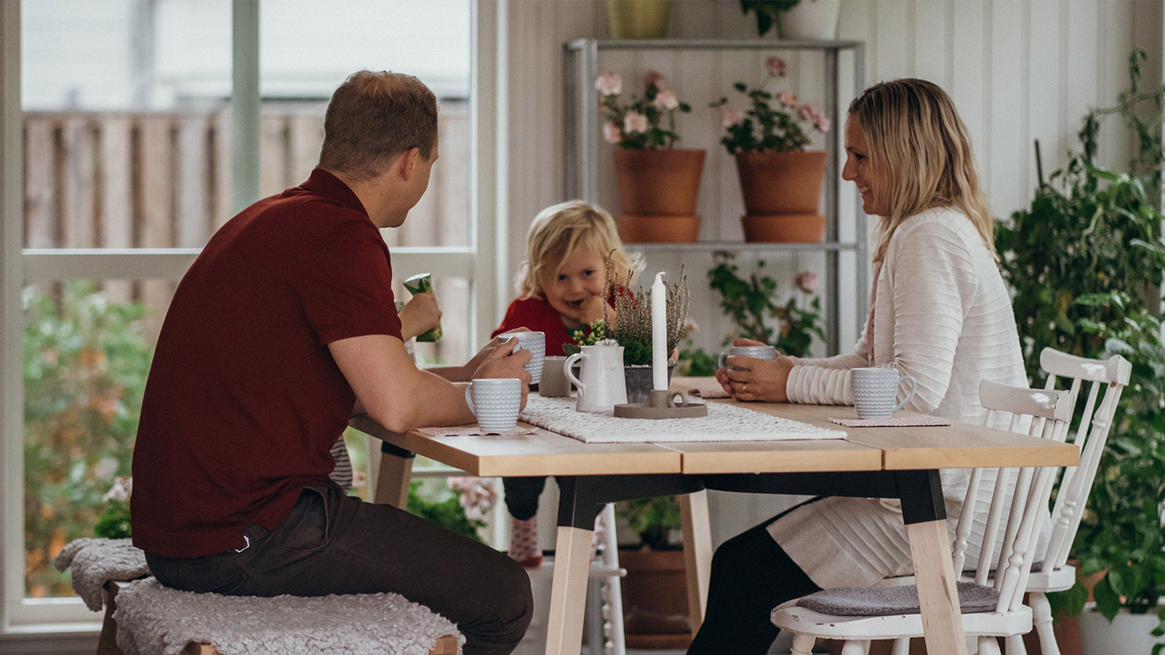 Barnfamilj fikar vid ett bord