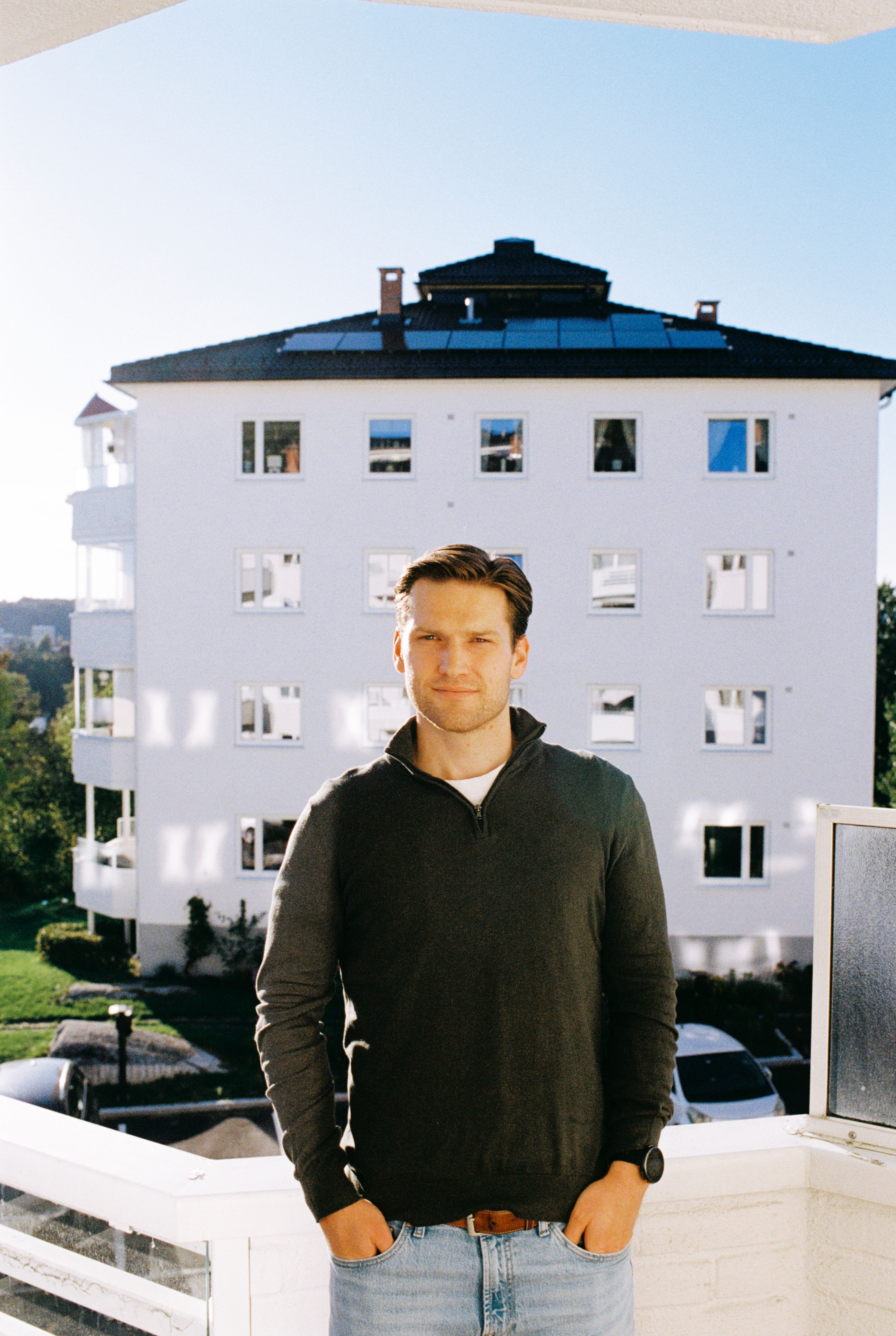 Bilde av Håvard på balkongen sin.