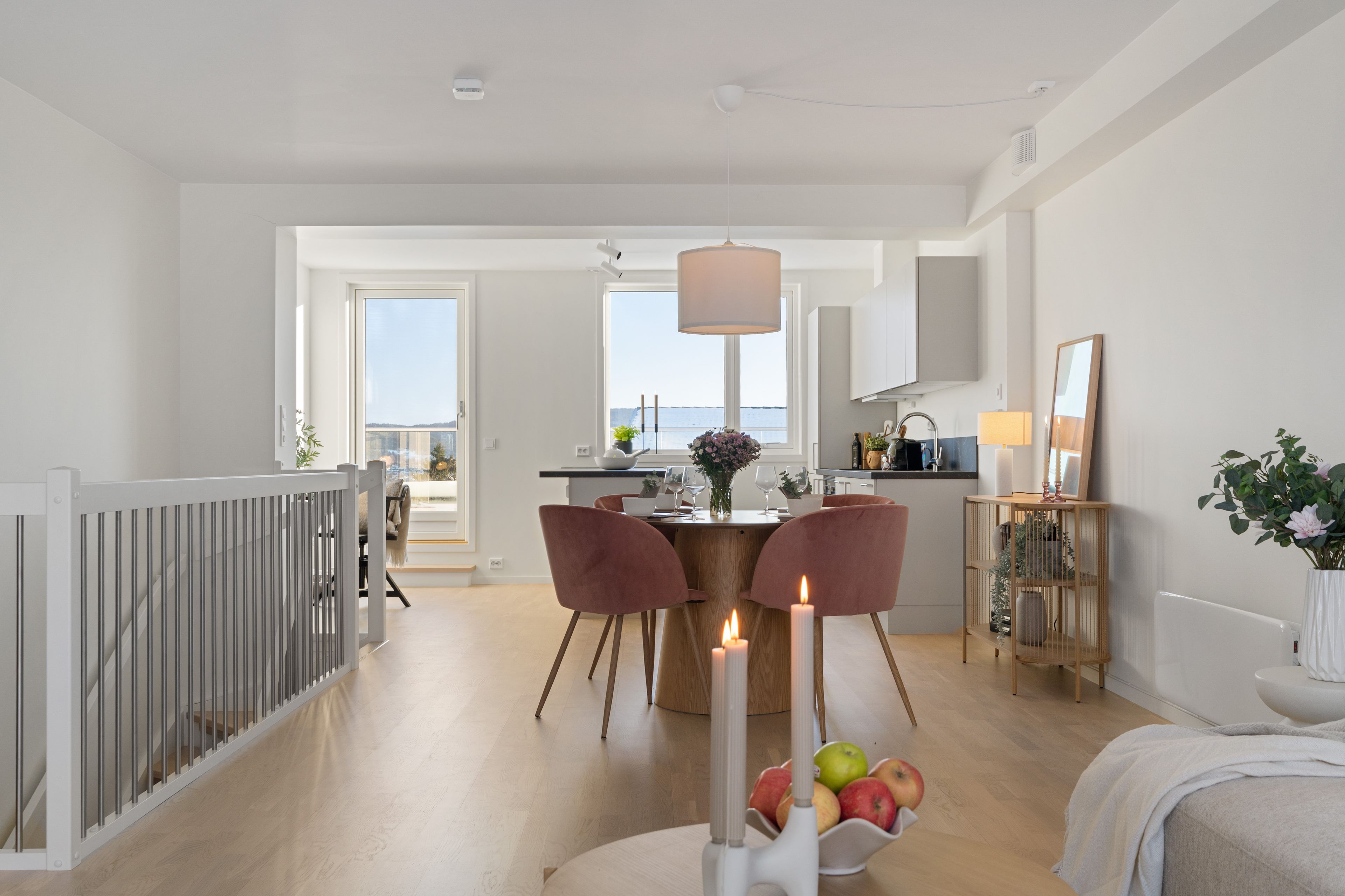 Bilde av åpen løsning, stue, kjøkken og trappeoppgang i rekkehus i Hovedhuset, i Nedre Stavsetvegen 46.