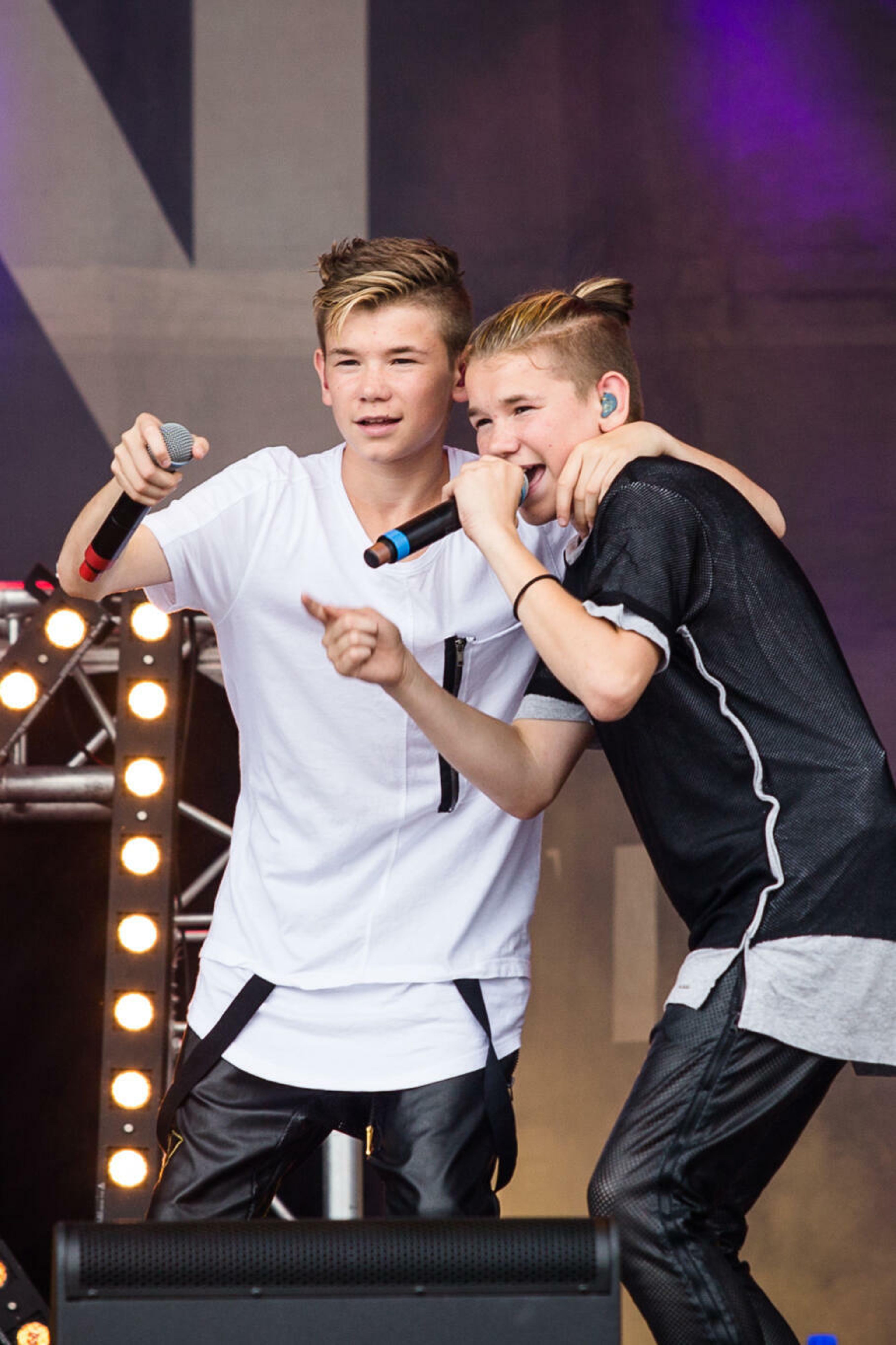 Marcus og Martinus opptrer på scena med hver sin mikrofon.