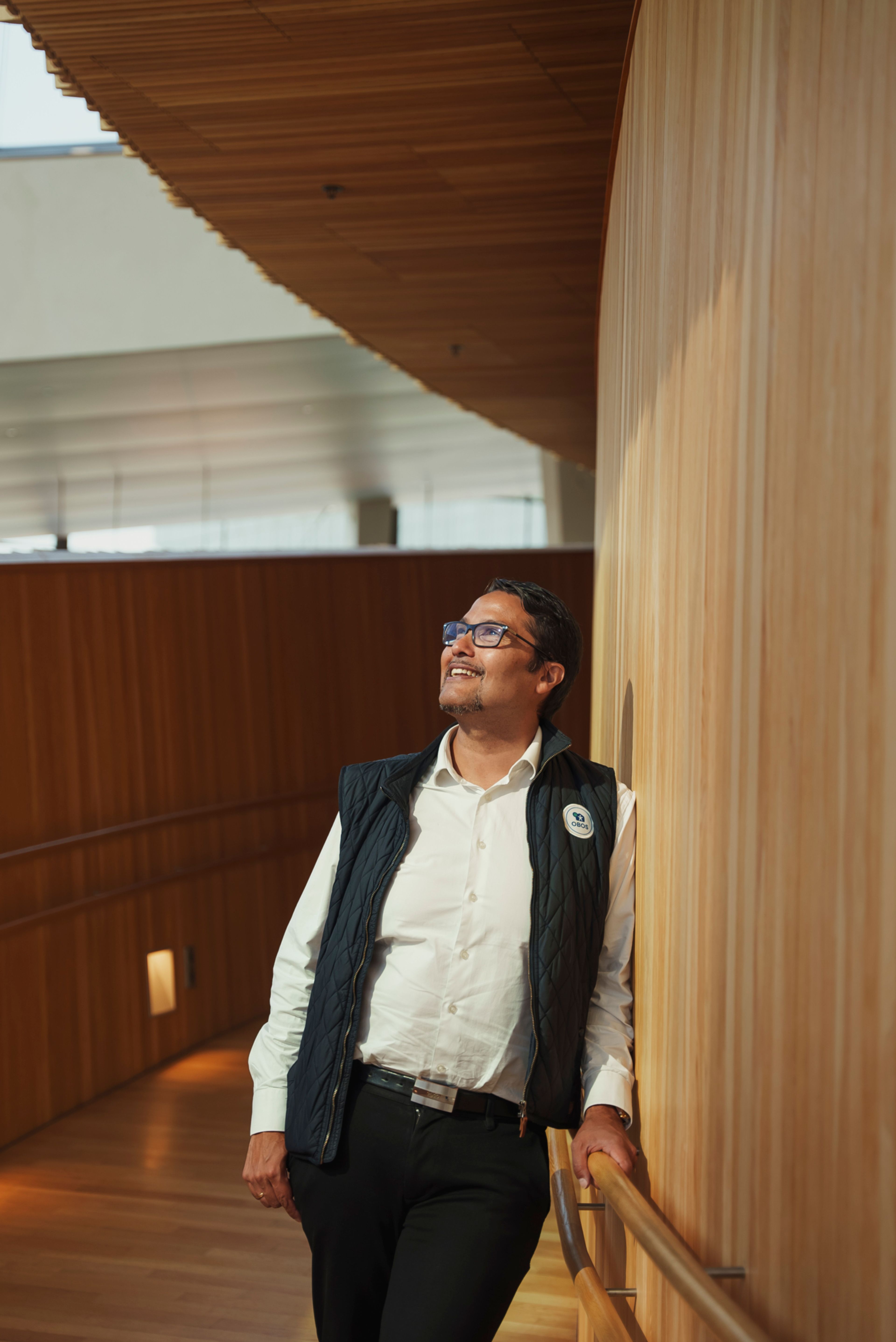 Daniel Siraj står lent inn mot veggen i Operaen.