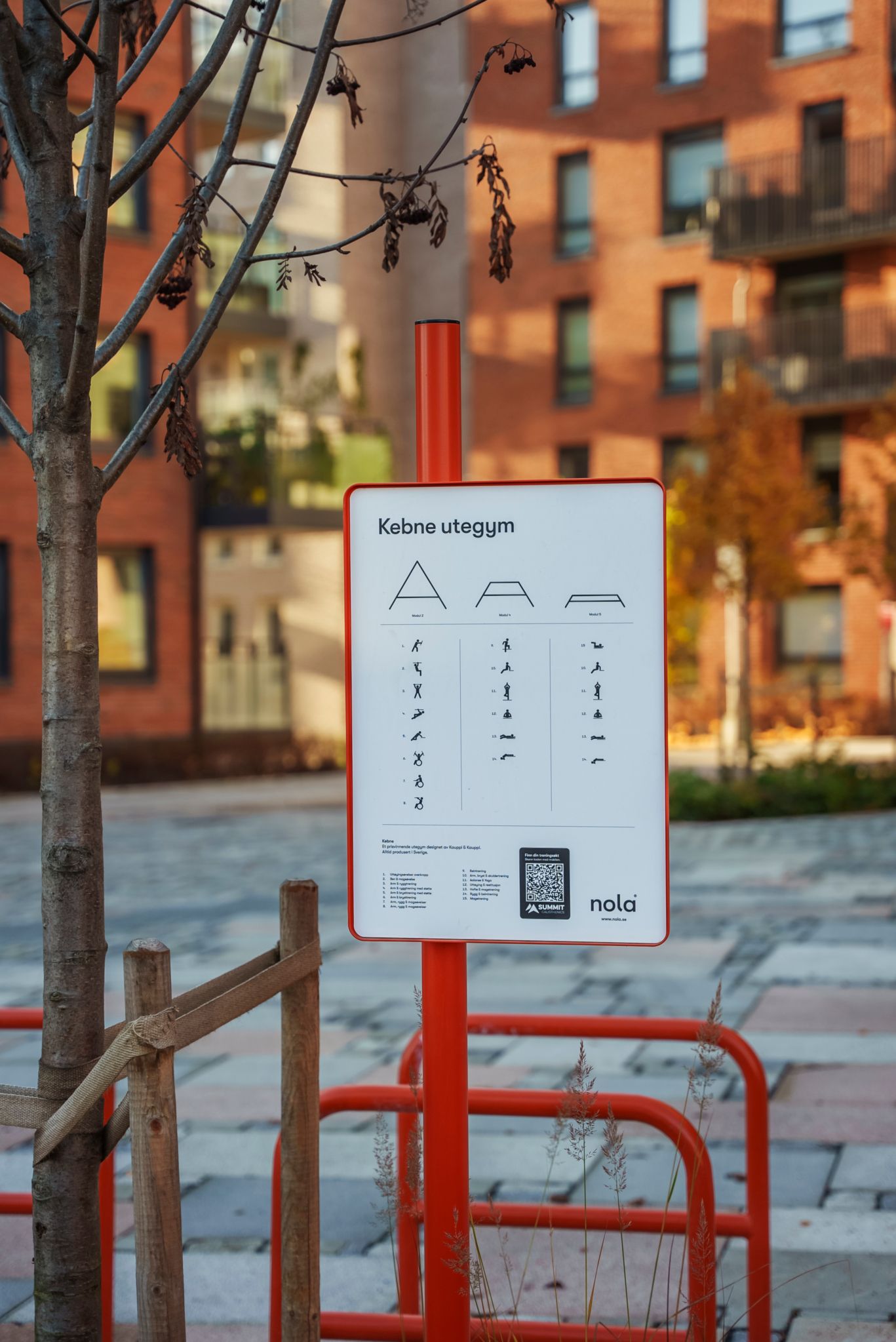 Bilde av treningsinstruksjoner på et skilt ute