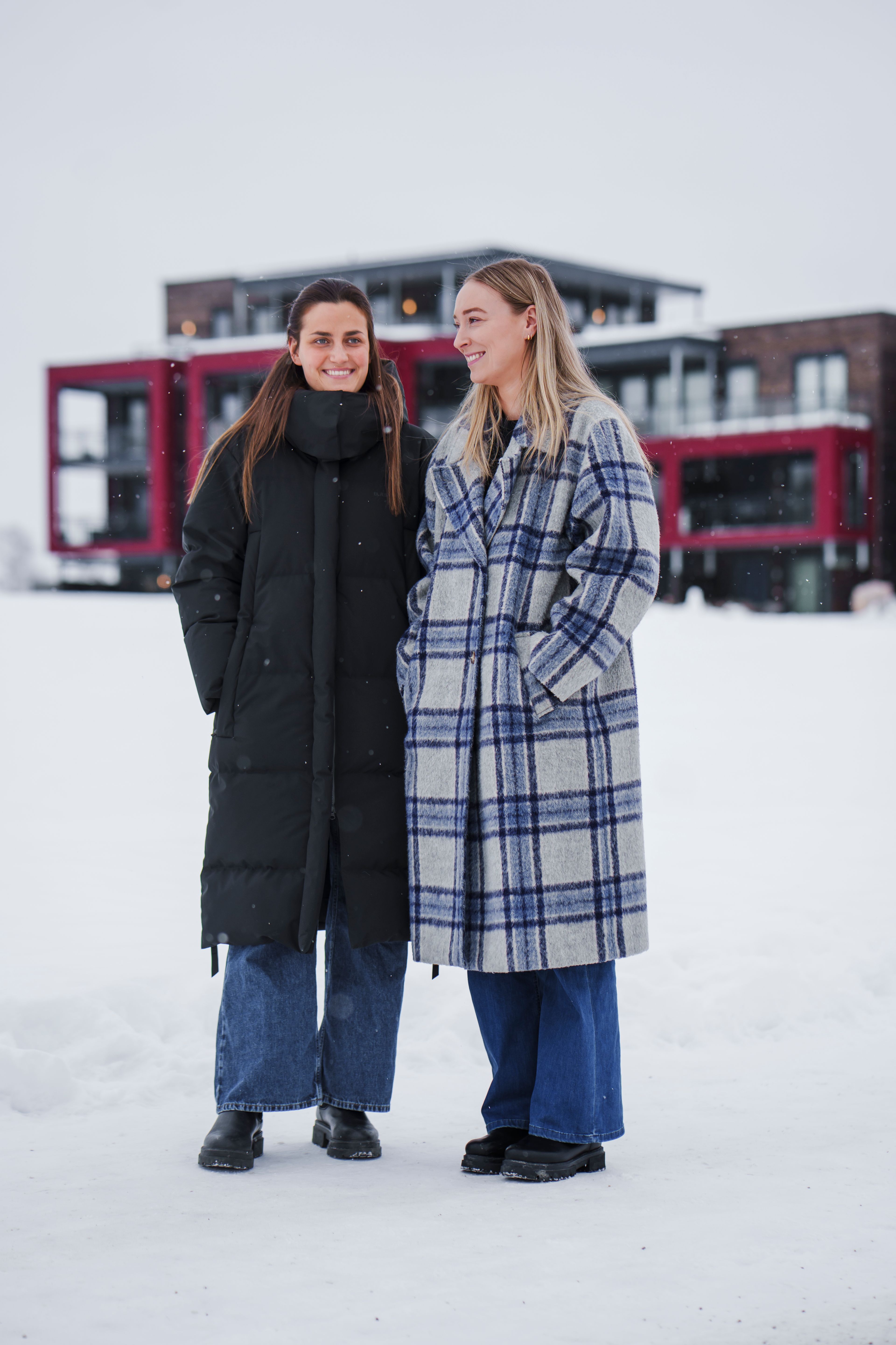 Anniken Obaidli og Eli Marie Raasok står i snøen og smiler