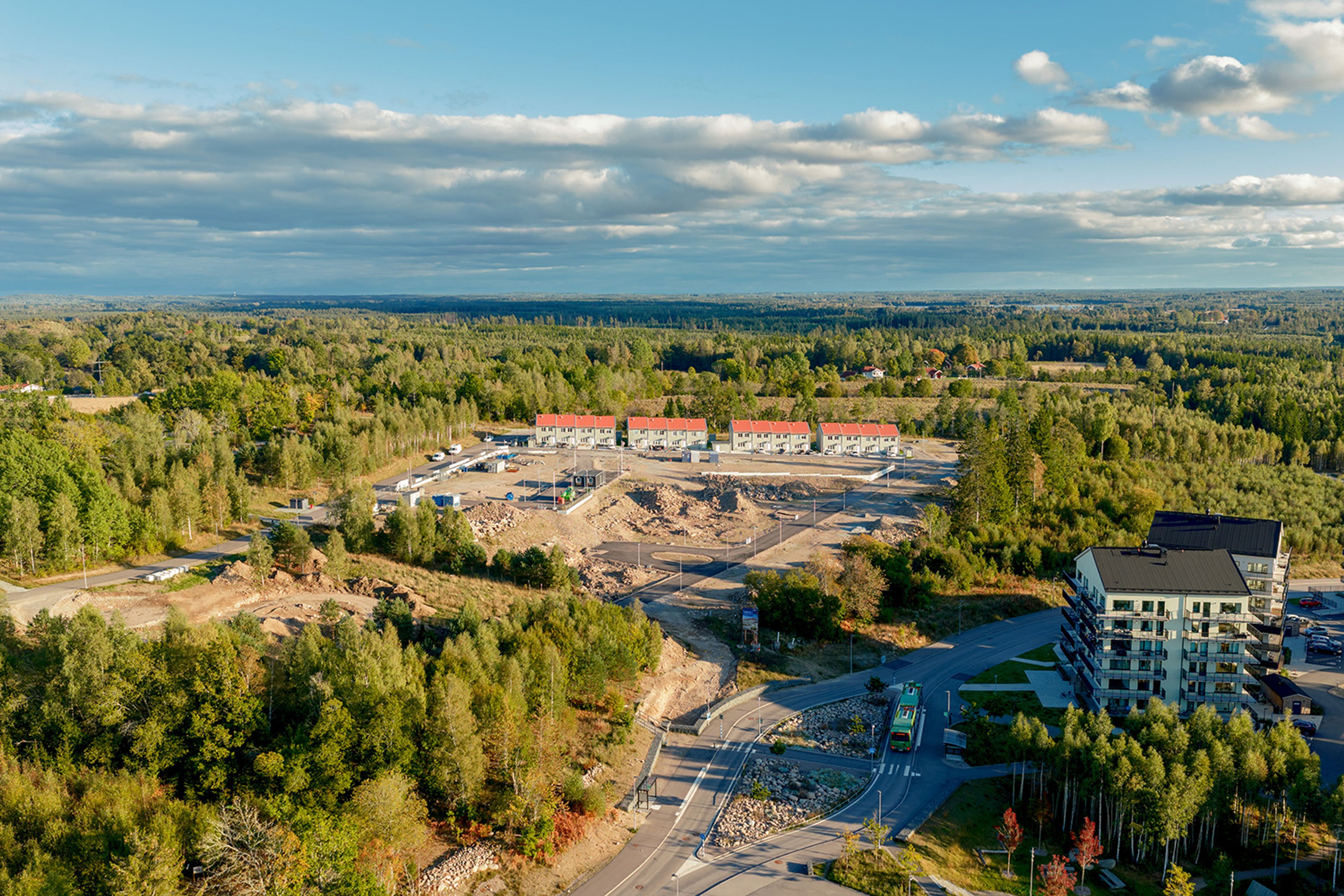 Flygfoto över det nya kvarteret och nedgången till busshållplatsen