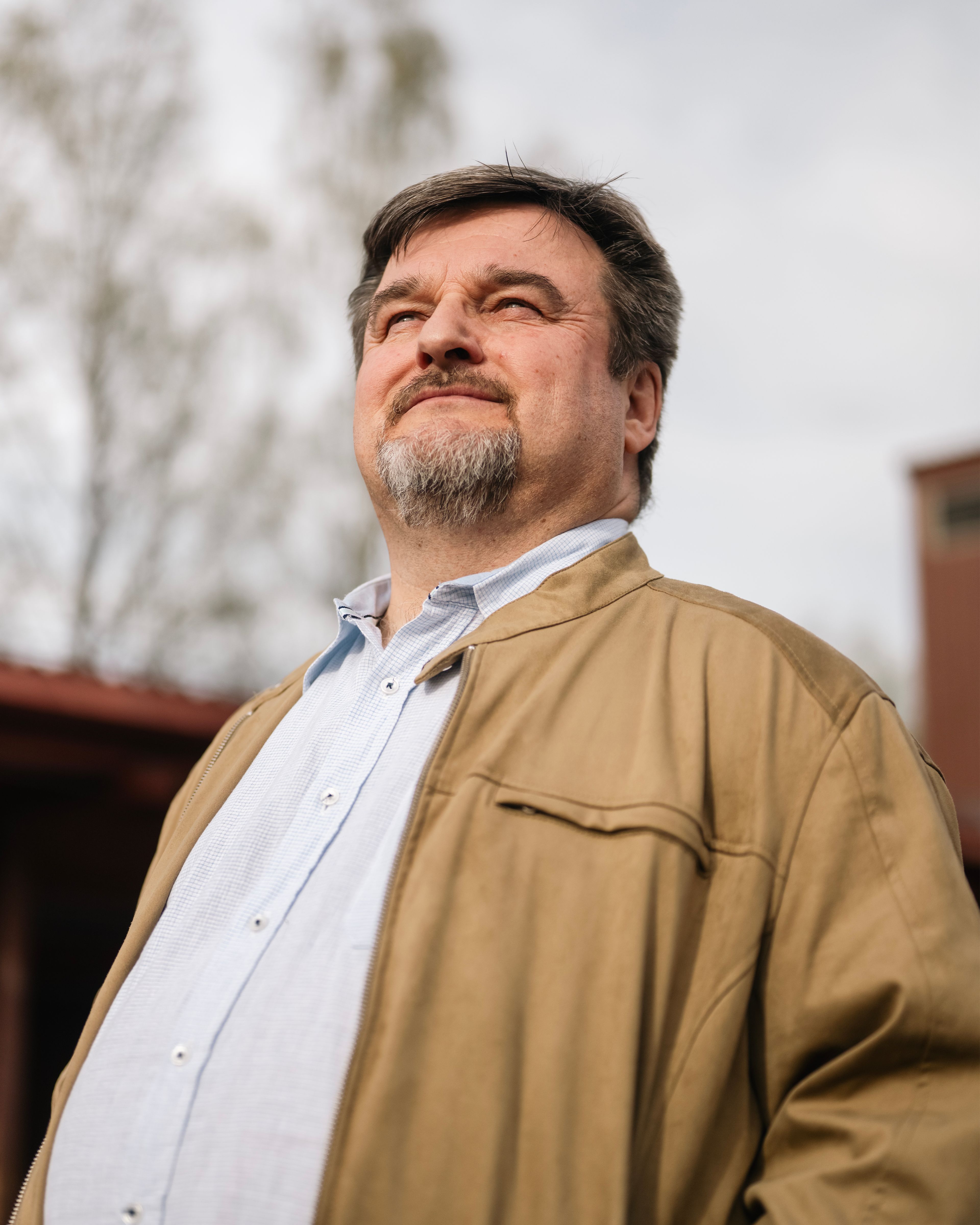 Styreleder Bjørn Tommy Tollånes står ute og smiler. 